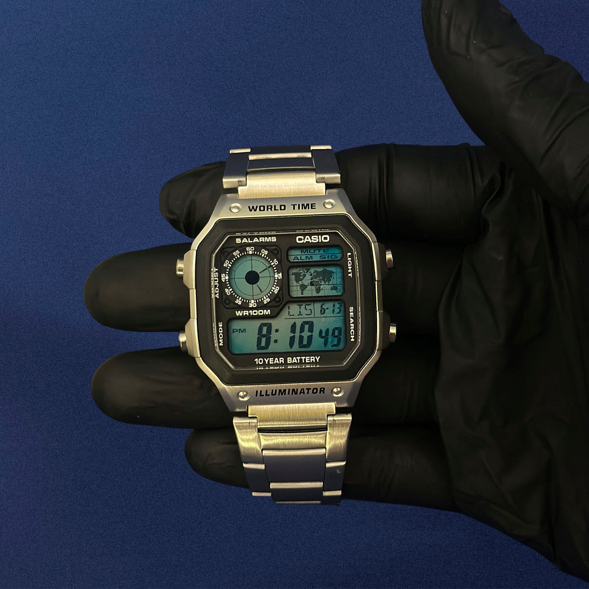 Casio AE-1200 Arctic Meridian in Stahl in der Hand, türkises Display mit beleuchtetem Radar, von K-Project Lab