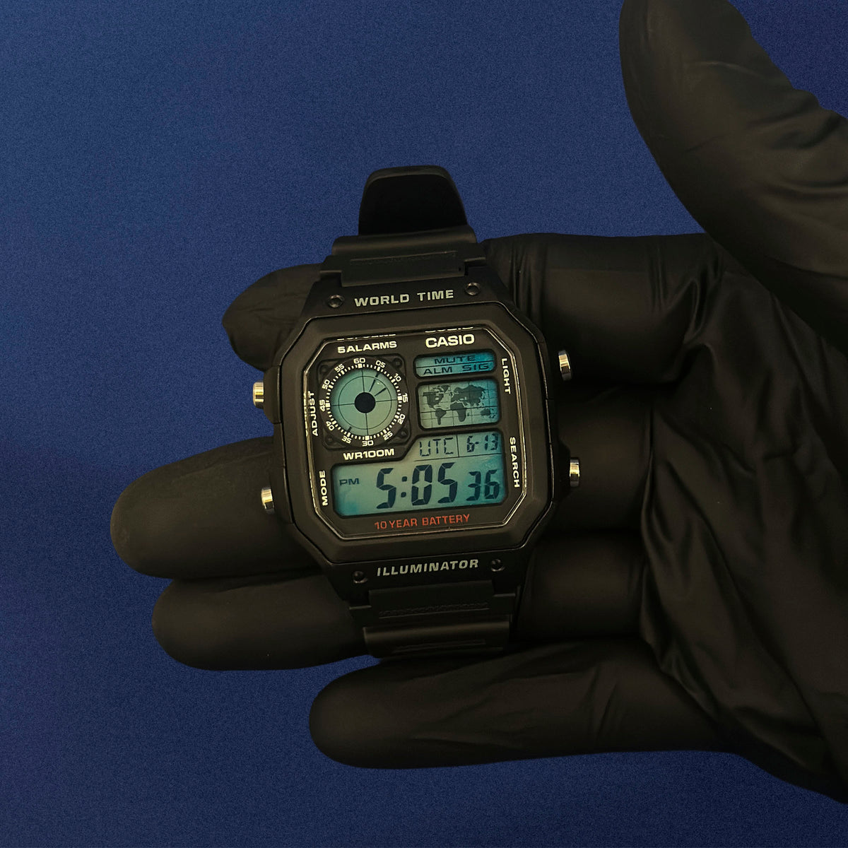Casio AE-1200 Arctic Meridian in schwarzem Resin, gletscherblaues Display mit hellen Ziffern, von K-Project Lab