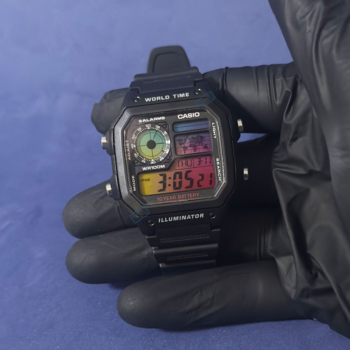K-Project Labin muokkaama Casio AE-1200 Chromatic Signal mustana hartsina viistosti, vihreä tutkataulu ja keltaiset numerot