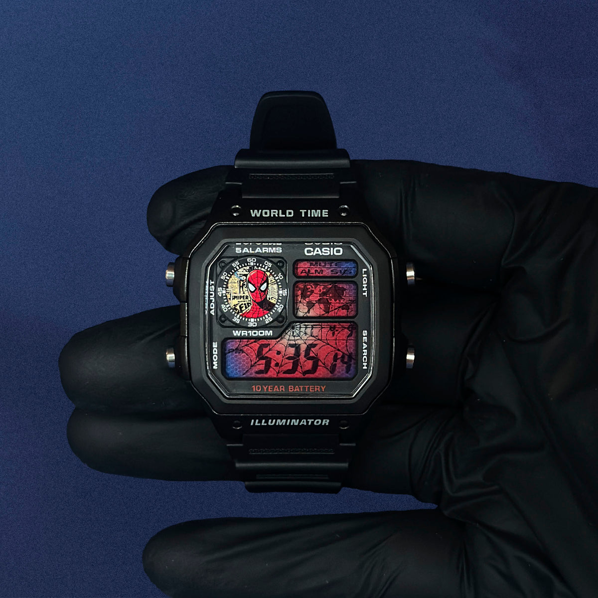 Casio AE-1200 Comic Verse Web Archive in schwarzem Resin in der Hand, Zifferblatt in Rot und Blau, von K-Project Lab