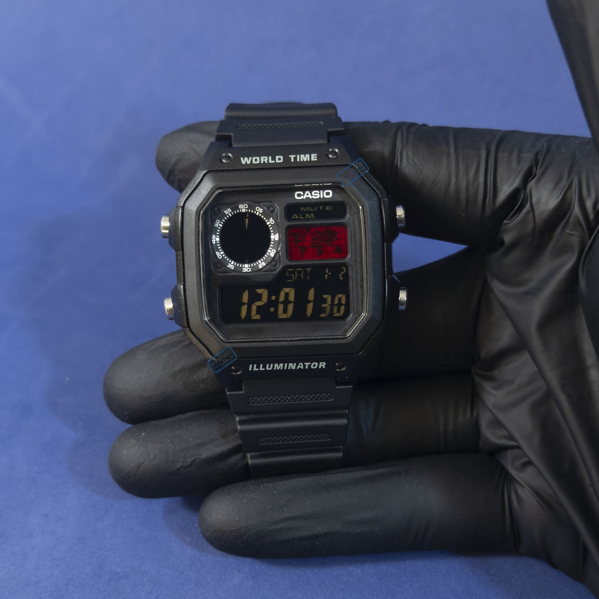 Casio AE-1200 Crimson Meridian in schwarzem Resin in der Hand gehalten, individualisiert von K-Project Lab