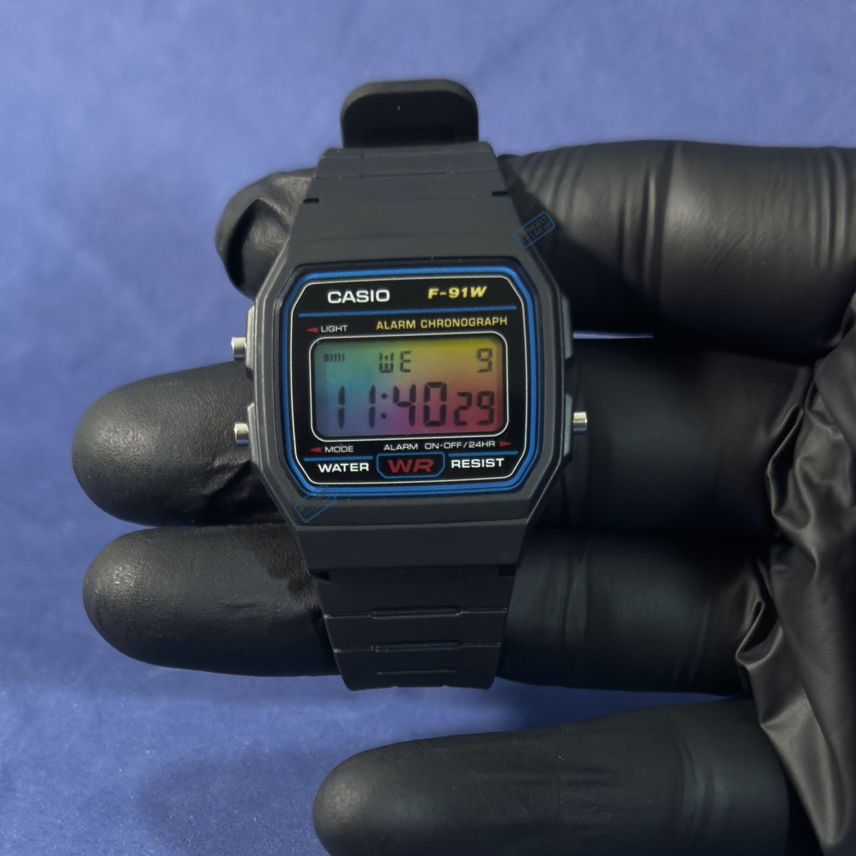Casio F-91W Rainbow Signal in schwarzem Resin in schwarzem Handschuh, mehrfarbiger Verlauf, von K-Project Lab