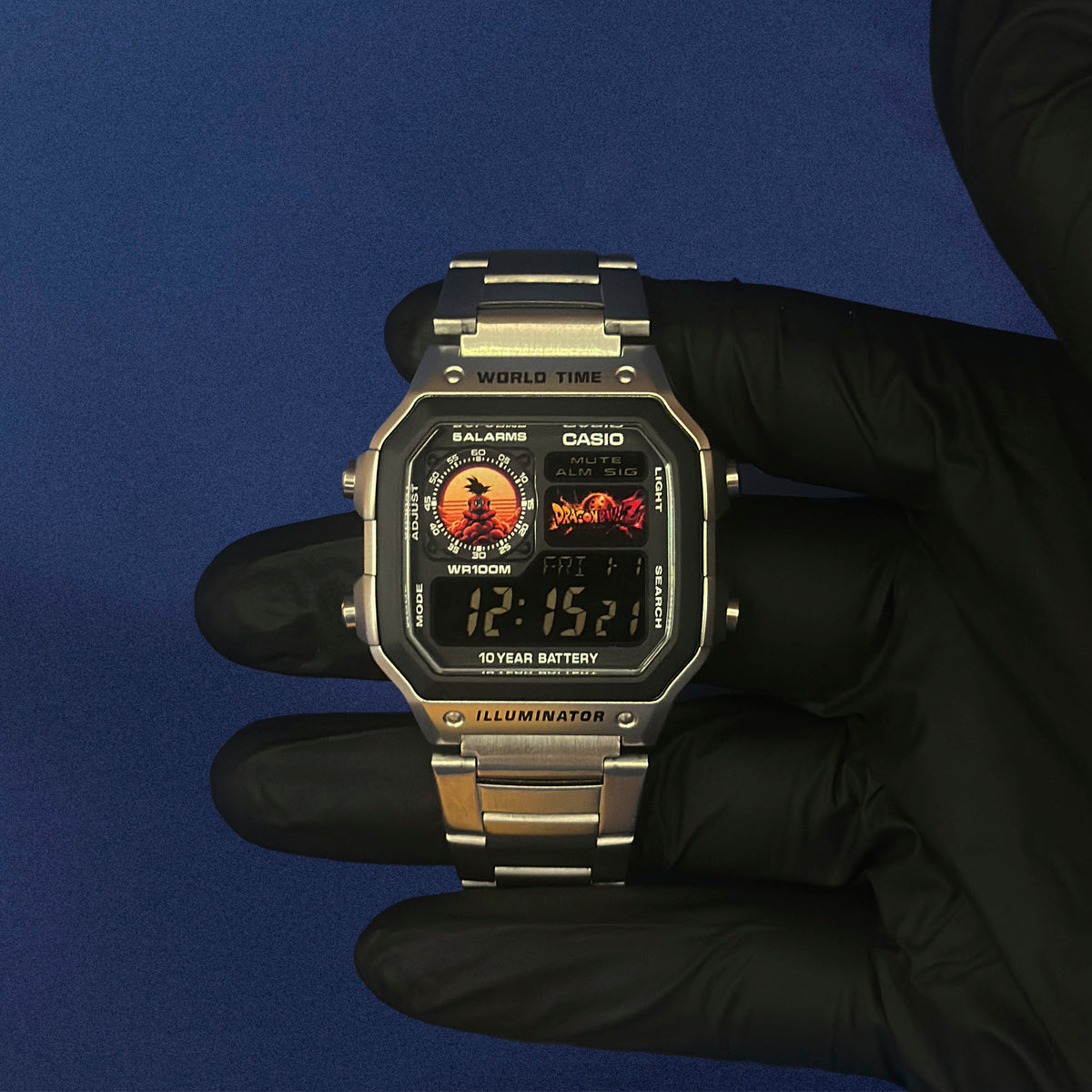 Casio AE-1200 Goku Sunrise in Stahl, mit Handschuh gehalten, orange Sonne auf dem Zifferblatt, von K-Project Lab