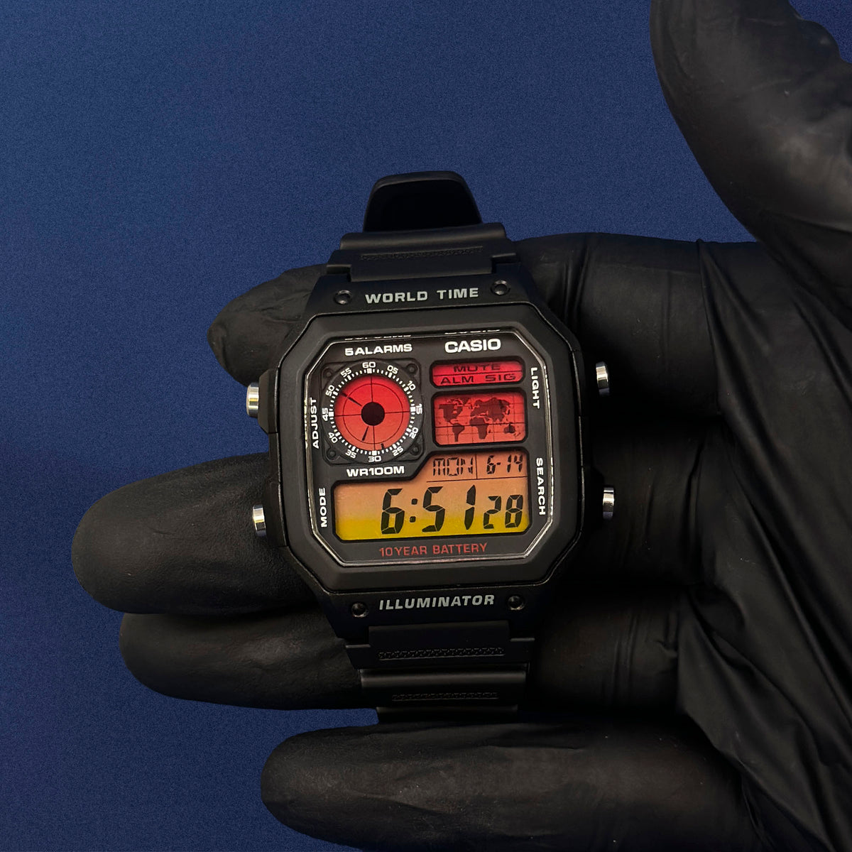 Casio AE-1200 Golden Grid mustana hartsina kädessä, puna-meripihkainen liukuväri näytöllä, K-Project Labilta