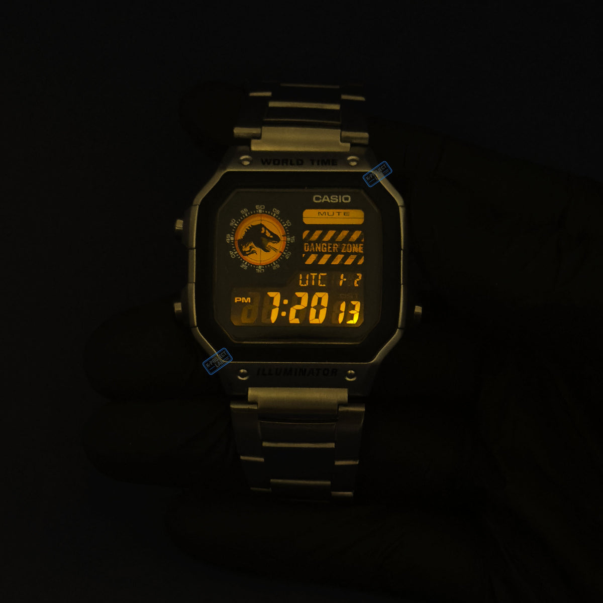 Casio AE-1200 Raptor Sector in Stahl im Halbdunkel, Display bernsteinfarben beleuchtet, von K-Project Lab