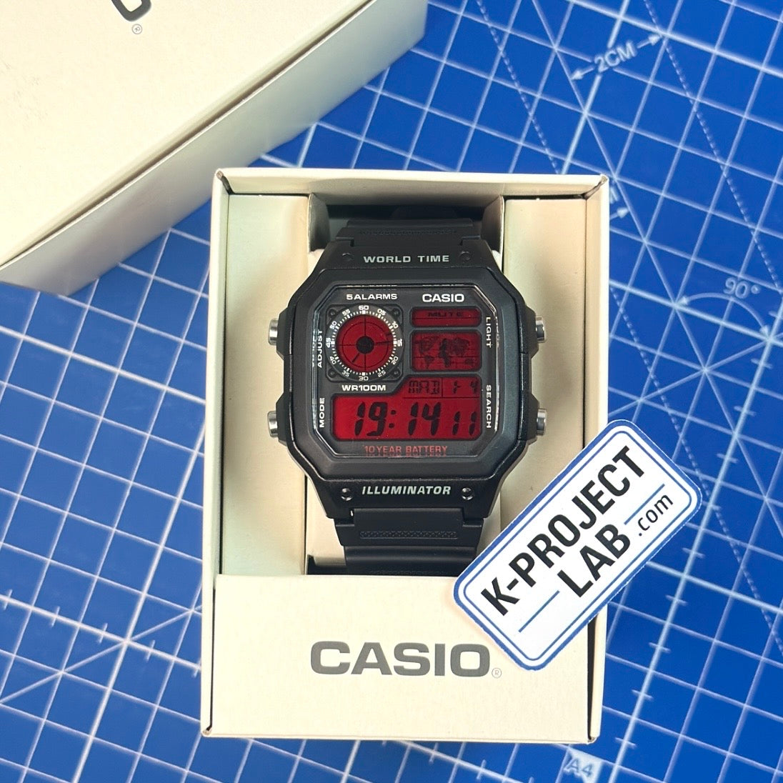 Casio AE-1200 Crimson Matrix in schwarzem Resin in der originalen Casio-Box, individualisiert von K-Project Lab