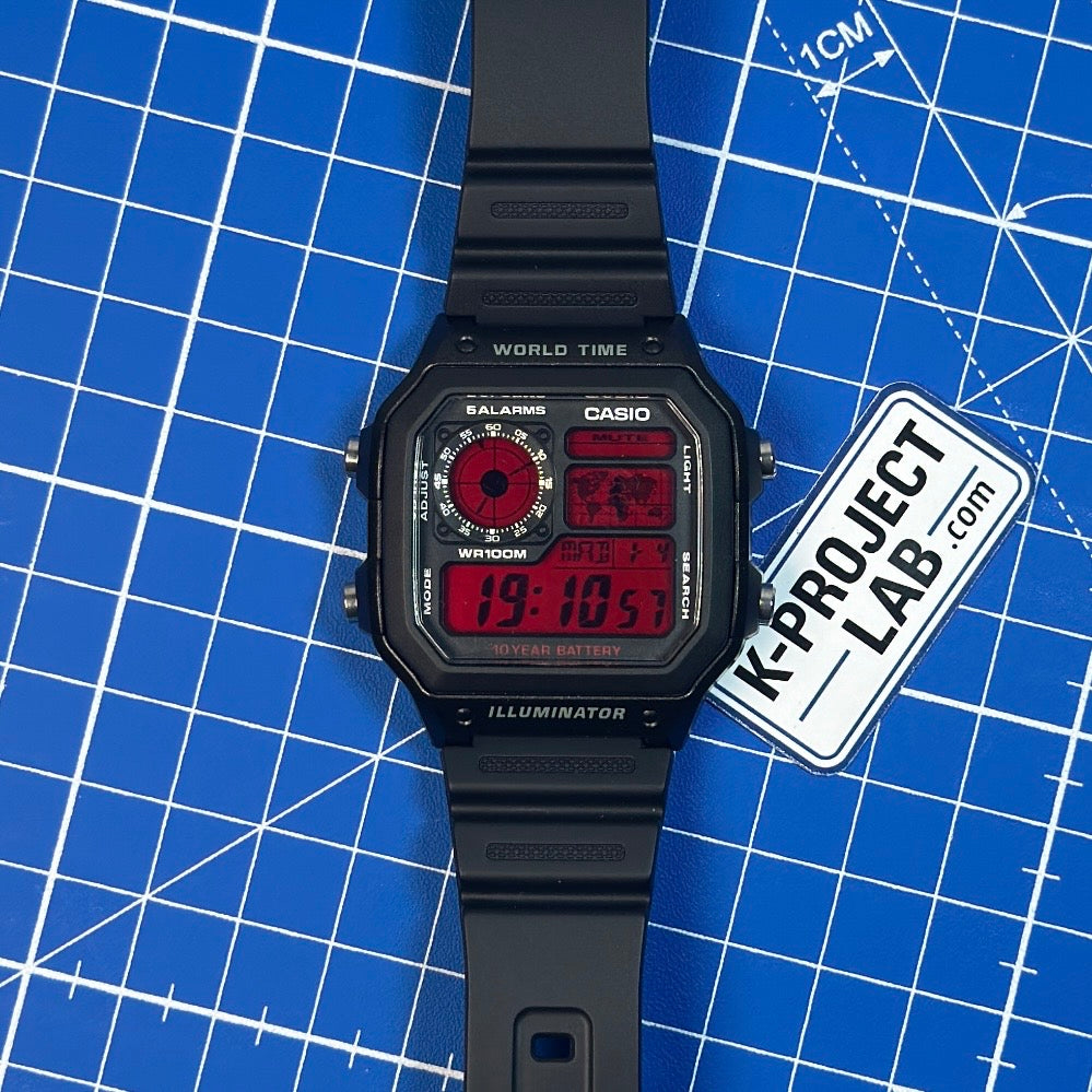 Casio AE-1200 Crimson Matrix in schwarzem Resin, mit ausgestrecktem Armband auf der Matte, von K-Project Lab
