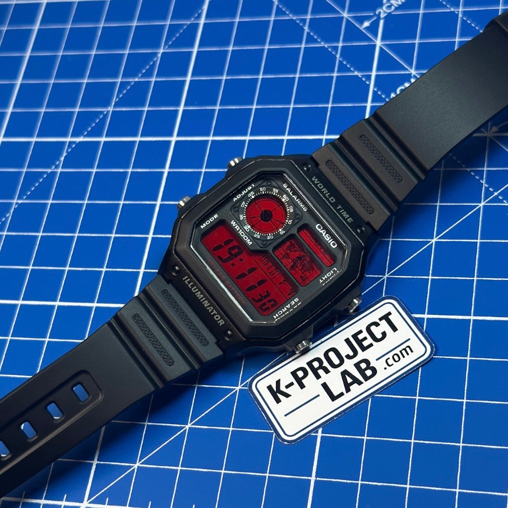 Casio AE-1200 Crimson Matrix in schwarzem Resin, schräg, mit leuchtend roten Ziffern, von K-Project Lab