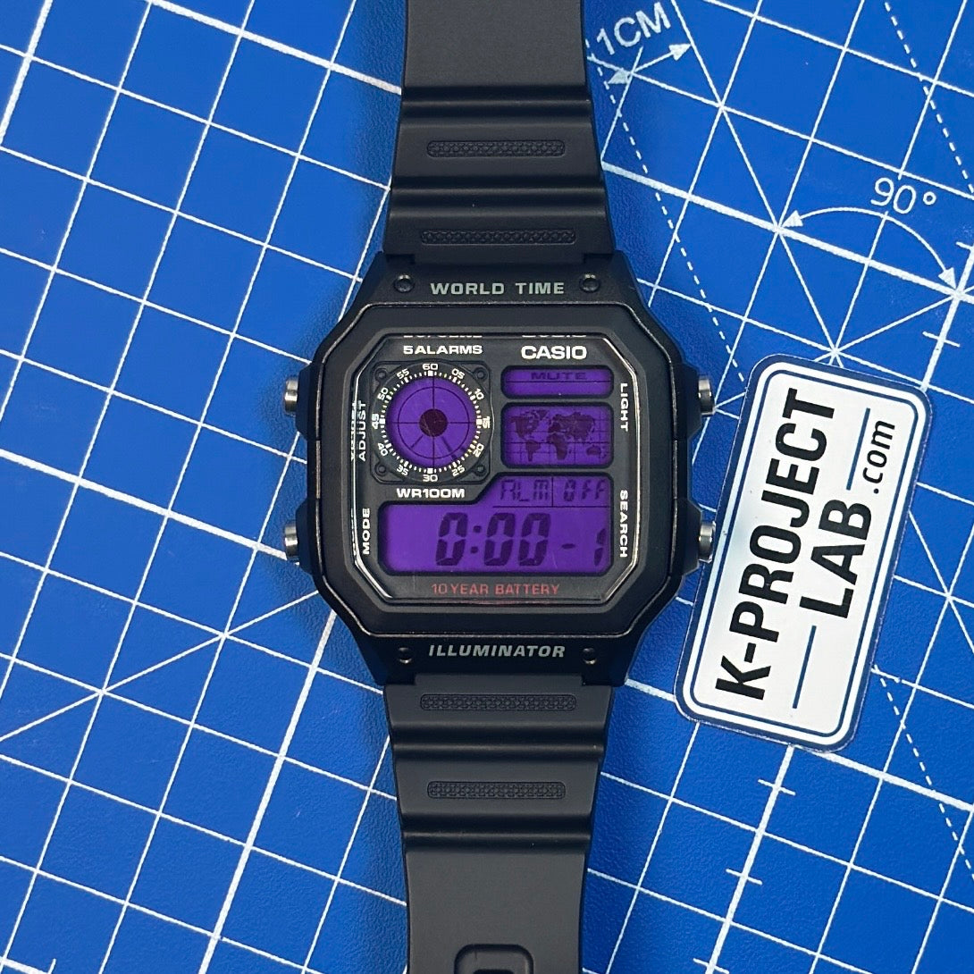 Casio AE-1200 Violet Spectrum in schwarzem Resin auf blauer Werkstattmatte, violettes Display, von K-Project Lab
