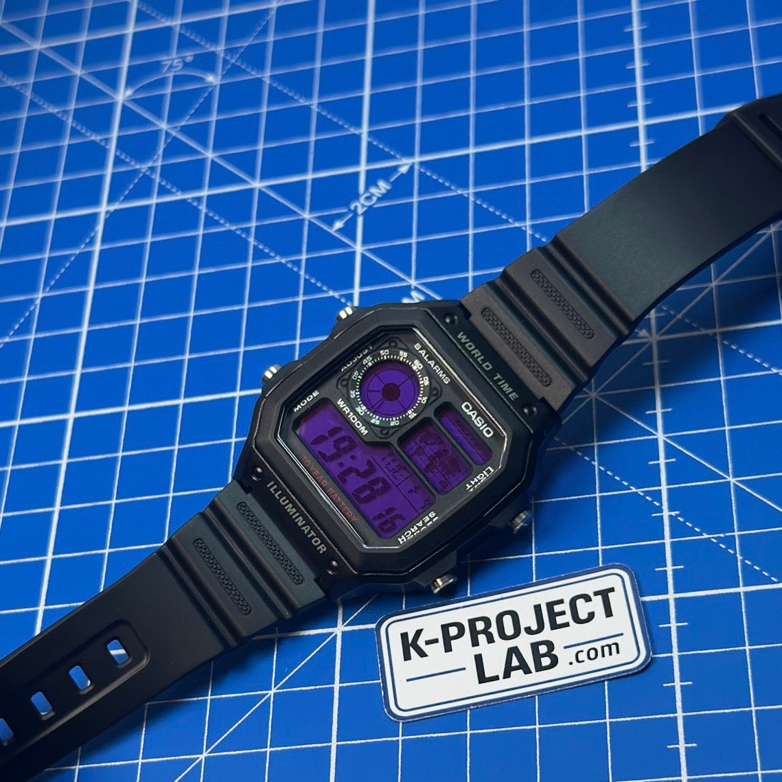 Casio AE-1200 Violet Spectrum in schwarzem Resin im Winkel, violettes Zifferblatt und Ziffern von K-Project Lab