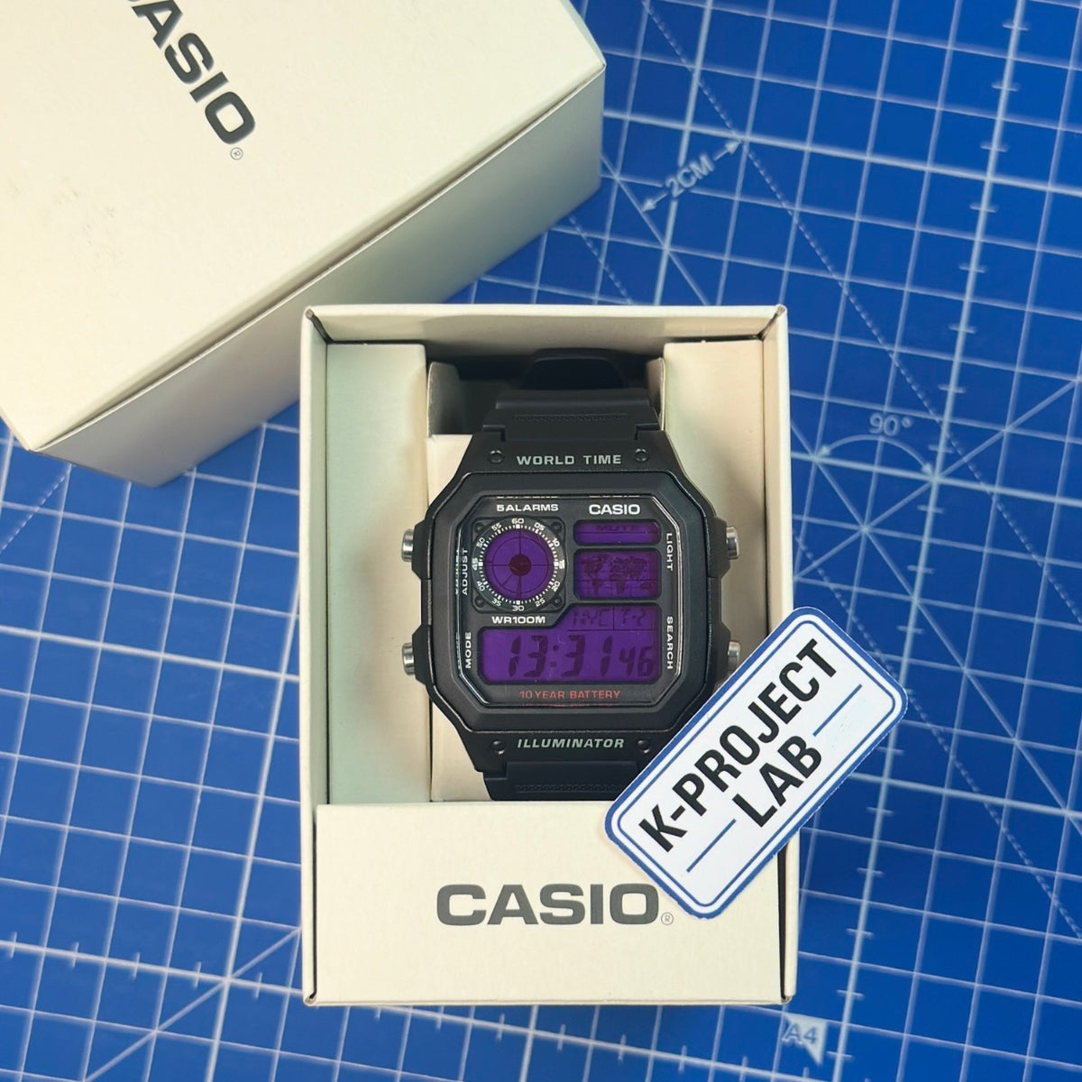 Casio AE-1200 Violet Spectrum in schwarzem Resin, in seiner Casio-Box, violettes Display, von K-Project Lab