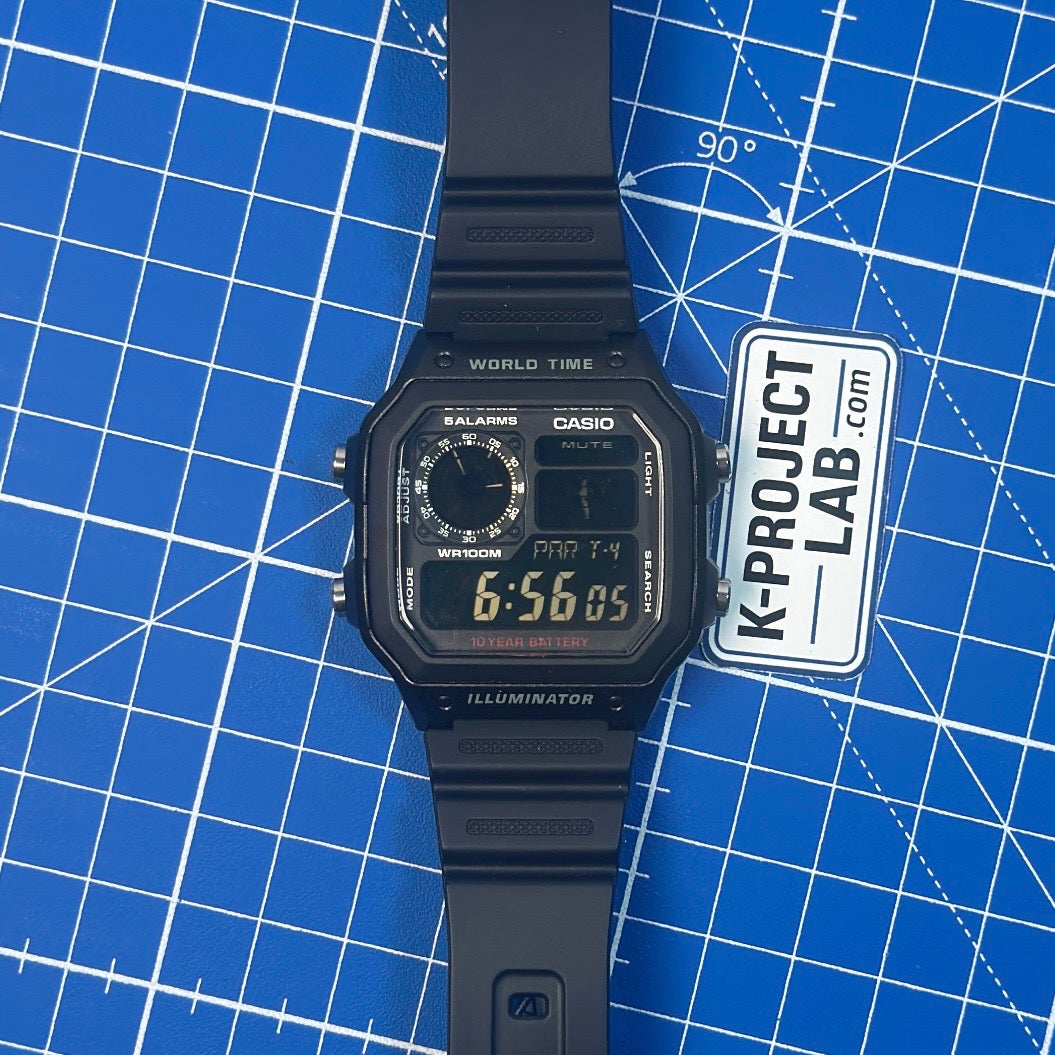 Casio AE-1200 Ghost in schwarzem Resin mit ausgestrecktem Armband auf der Matte, von K-Project Lab