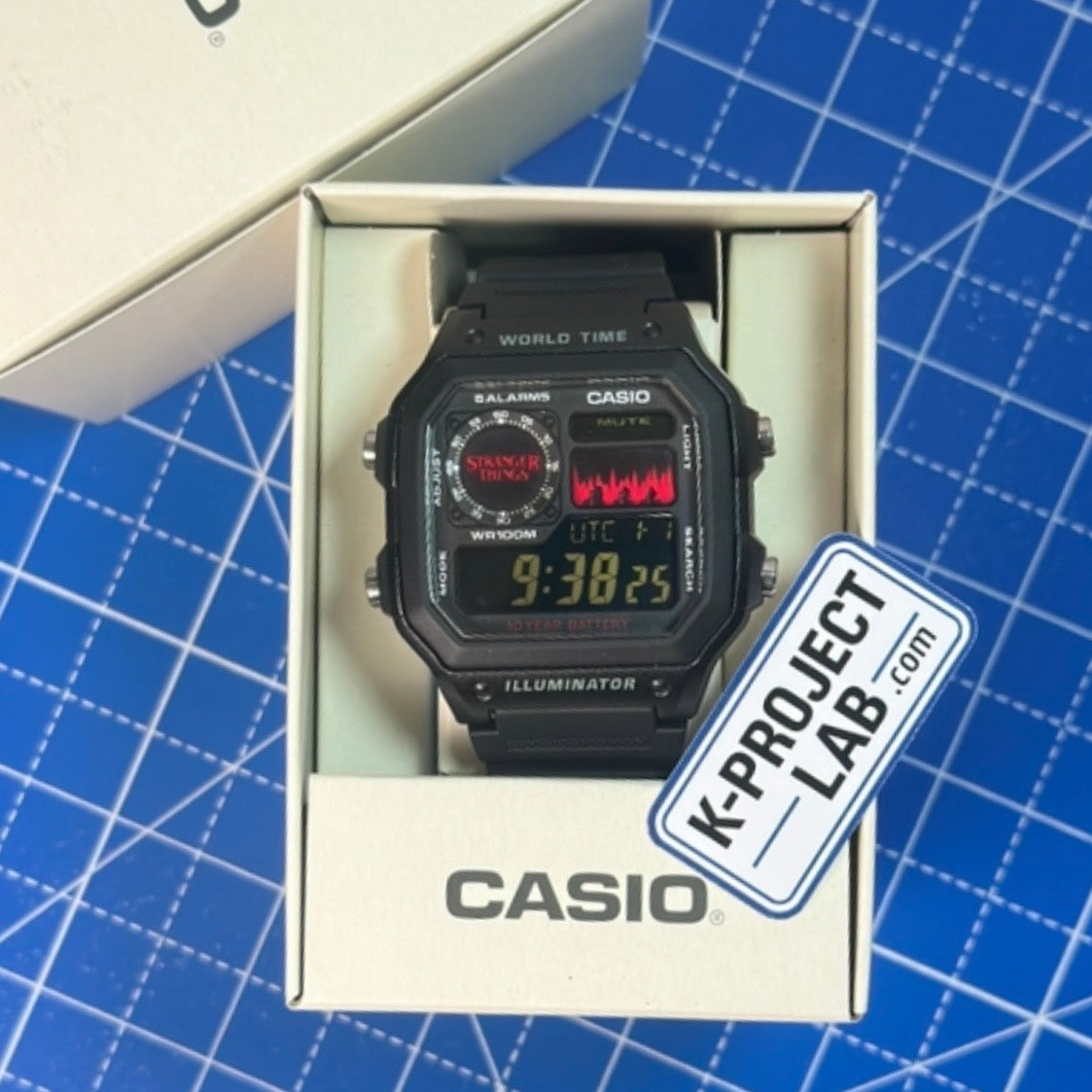 Casio AE-1200 Upside Down Signal in schwarzem Resin in der Casio-Box neben dem Logo von K-Project Lab