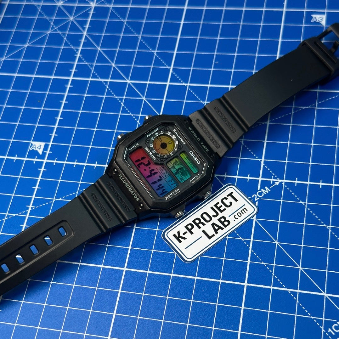 Casio AE-1200 Amber Signal in schwarzem Resin im Winkel, bernsteinfarbenes Zifferblatt und rote Ziffern von K-Project Lab