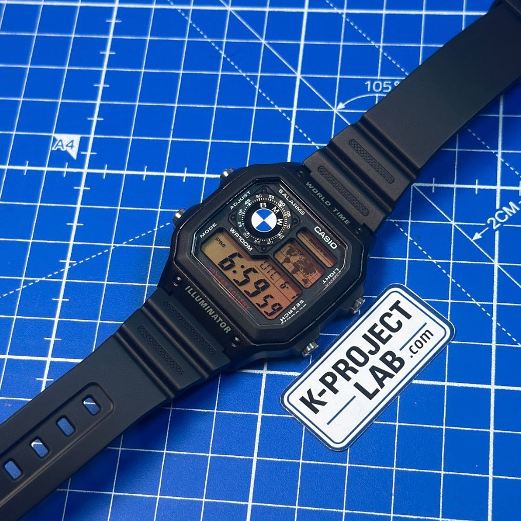 Casio AE-1200 Midnight Bavarian mustana hartsina viistosti kuvattuna, K-Project Labin muokkaama