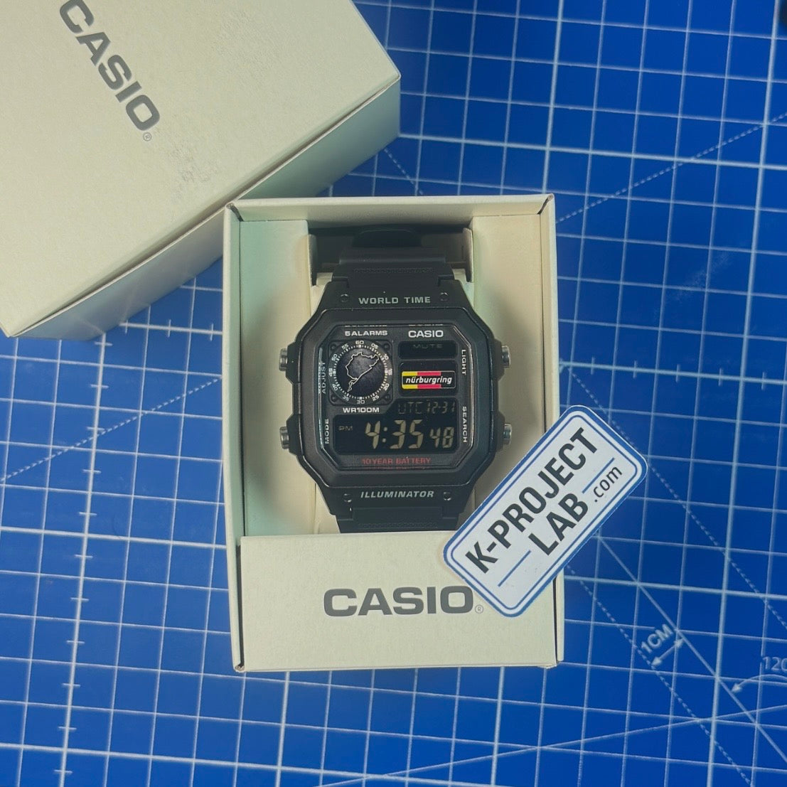 Casio AE-1200 Nordschleife Signal i svart resin i sin Casio-ask, från K-Project Lab