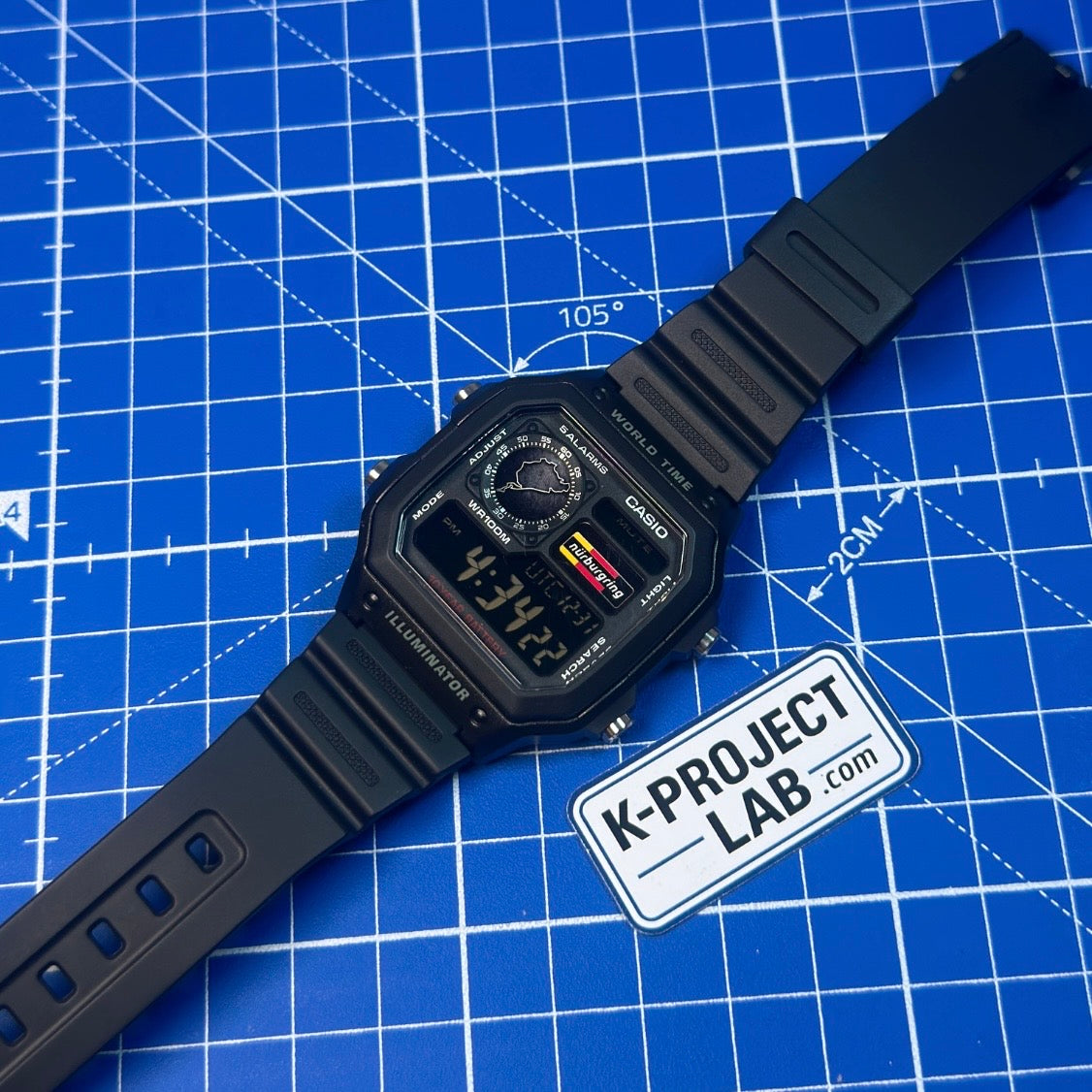 Casio AE-1200 Nordschleife Signal i svart resin i vinkel, trefärgad rand på displayen, från K-Project Lab