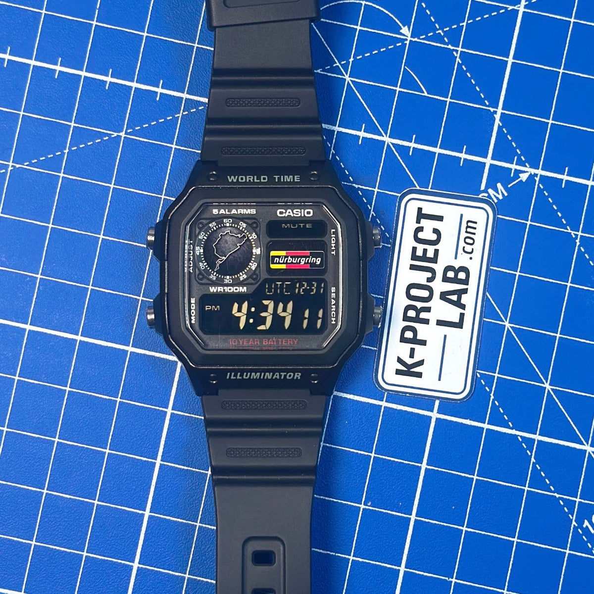 Casio AE-1200 Nordschleife Signal i svart resin framifrån med remmen utlagd, från K-Project Lab
