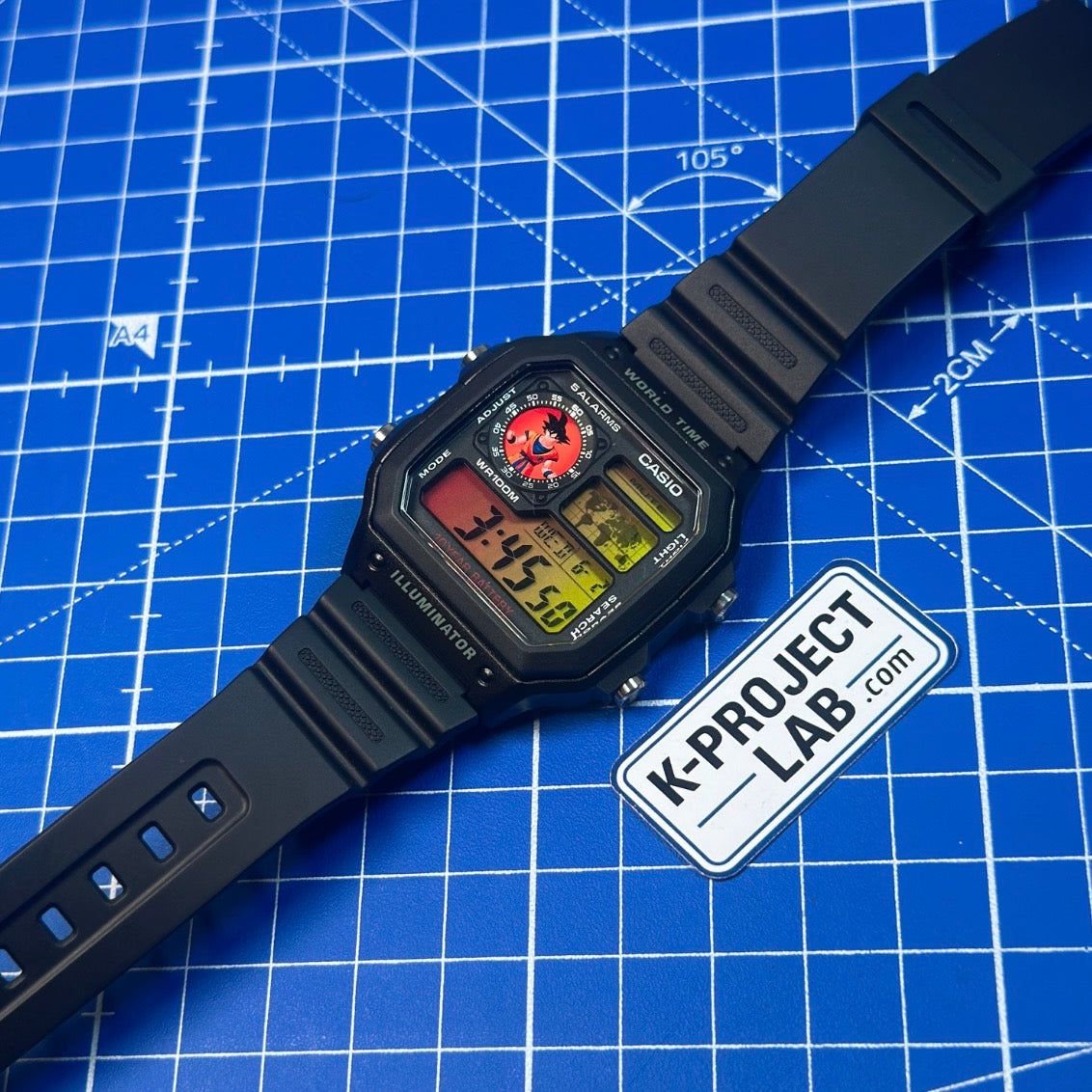 Casio AE-1200 Saiyan Signal in schwarzem Resin im Winkel, Anime-Figur auf dem Zifferblatt, von K-Project Lab