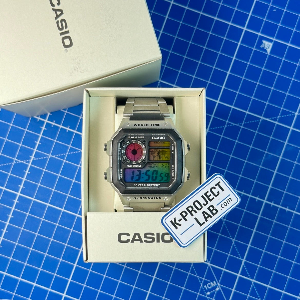 K-Project Labin muokkaama Casio AE-1200 Chromatic Grid teräksisenä Casio-rasiassa, värikäs näyttö