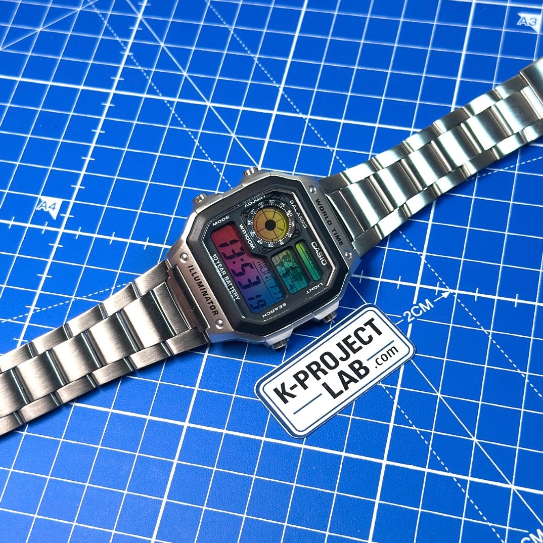Casio AE-1200 Amber Signal in Stahl, schräg von der Seite, mit ausgestrecktem Metallarmband, von K-Project Lab