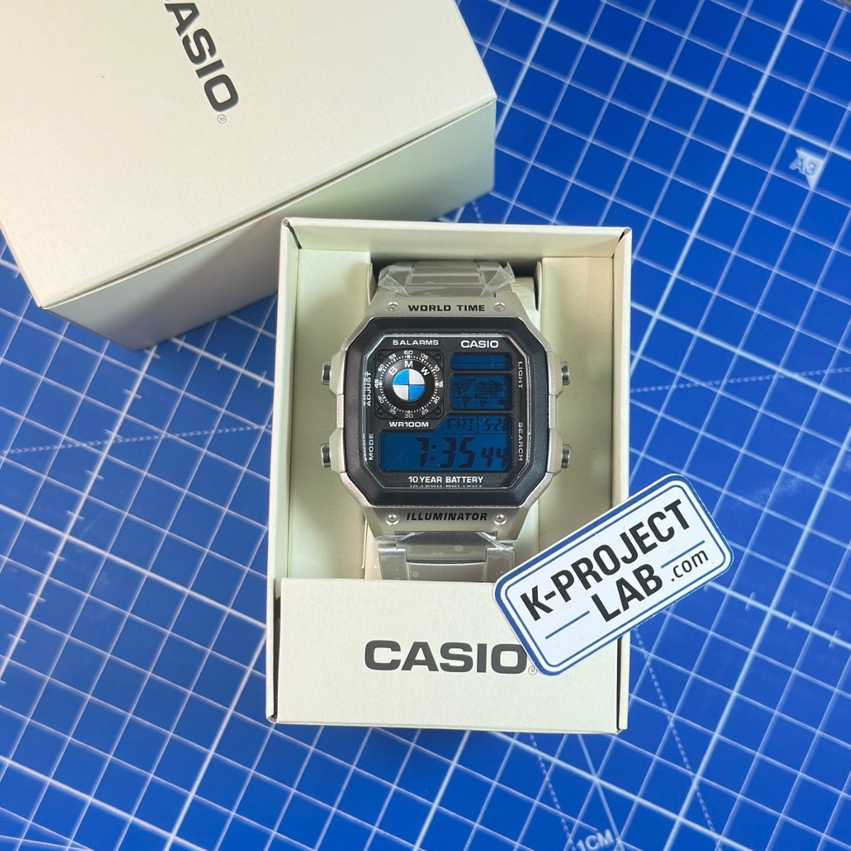 Casio AE-1200 Bavarian Signal in Stahl in der Casio-Originalbox, individualisiert von K-Project Lab