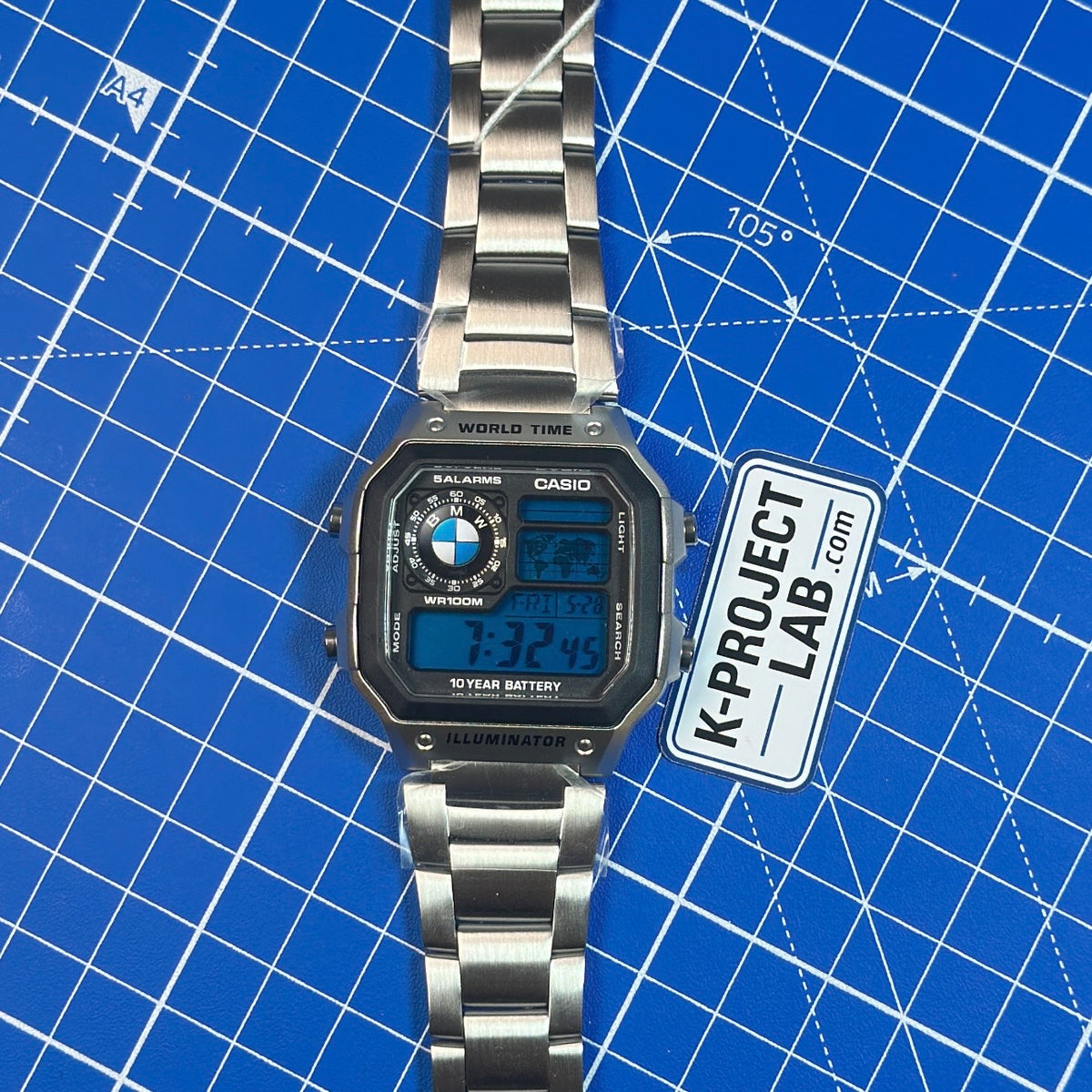 Casio AE-1200 Bavarian Signal in Stahl mit ausgelegtem Armband auf der Matte, von K-Project Lab