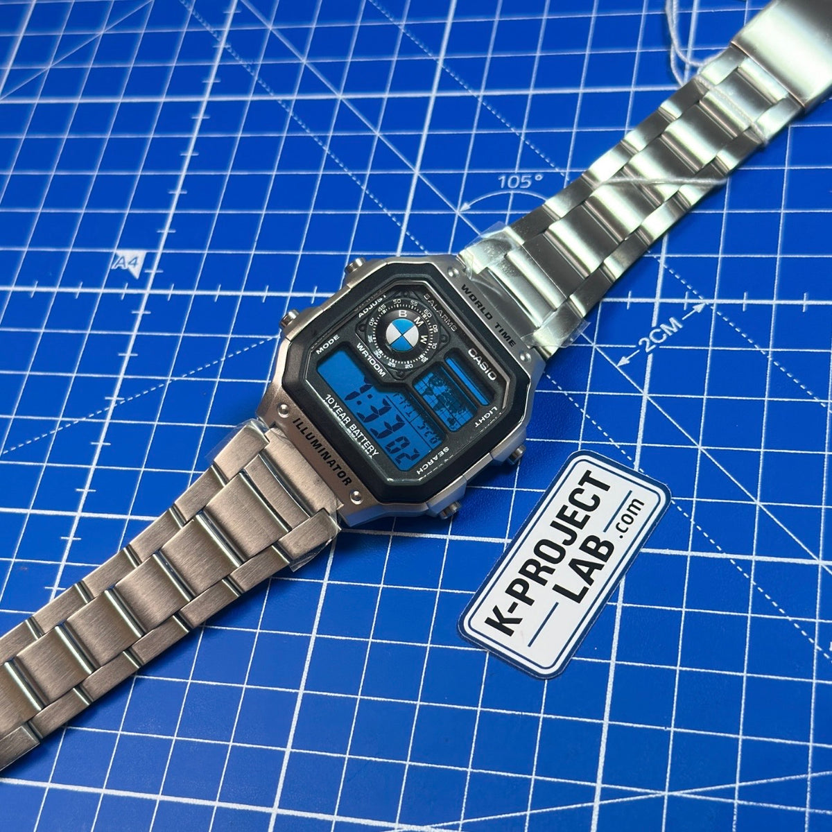 Casio AE-1200 Bavarian Signal in Stahl im Winkel, mit beleuchtetem blauem Display, von K-Project Lab