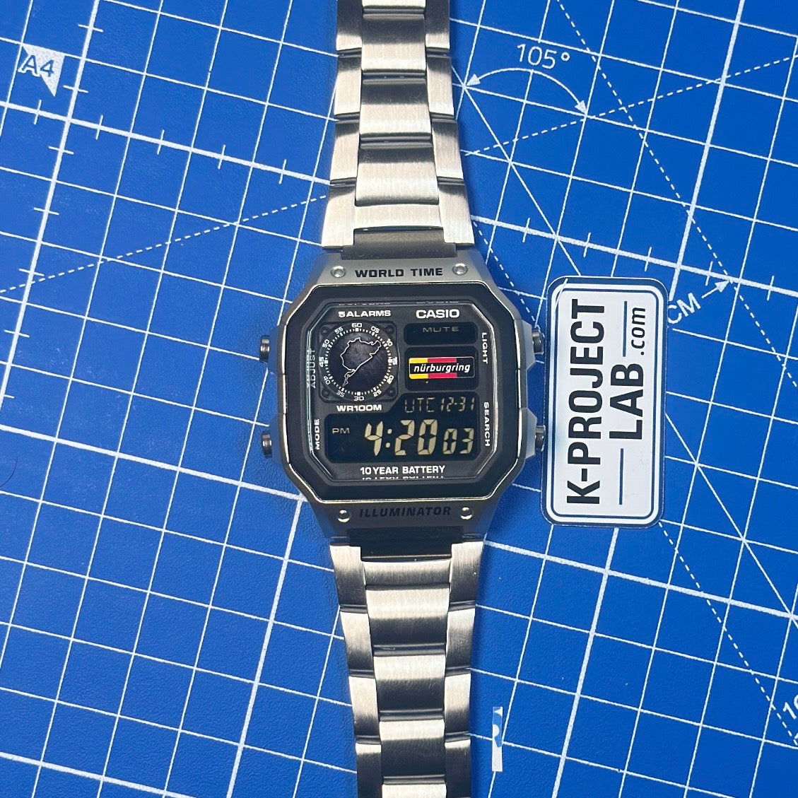 Casio AE-1200 Nordschleife Signal i stål, framifrån, med länken utsträckt, från K-Project Lab