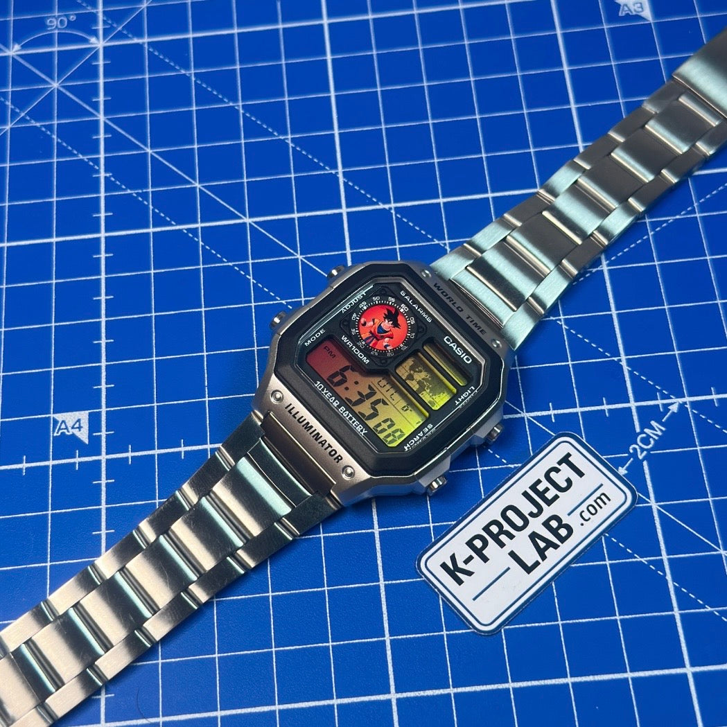 Casio AE-1200 Saiyan Signal in Stahl im Winkel, mit ausgelegtem Metallarmband von K-Project Lab