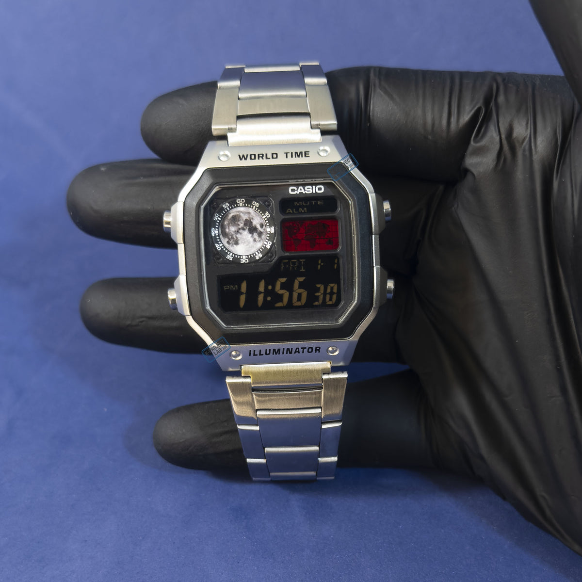 Casio AE-1200 Lunaris Meridian in Stahl, in schwarz behandschuhter Hand, Weltkarte in Rot, von K-Project Lab