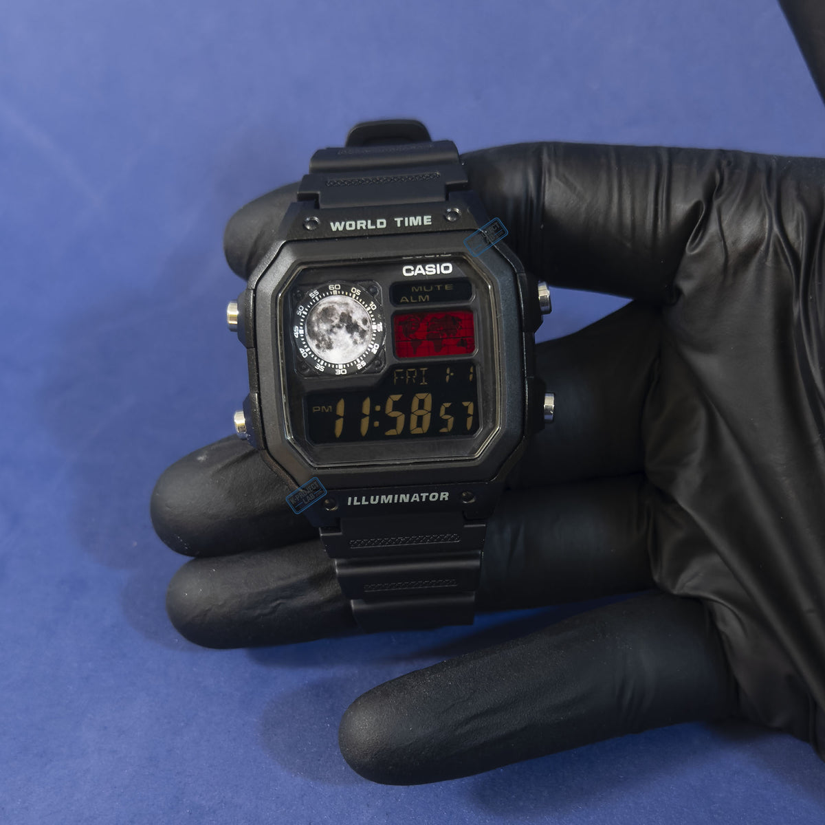 Casio AE-1200 Lunaris Meridian in schwarzem Resin in der Hand, Detail von Mond-Zifferblatt und Armband, von K-Project Lab