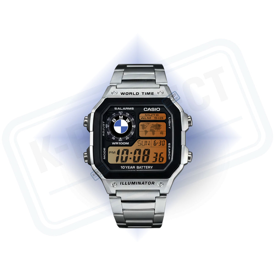 Casio AE-1200 Midnight Bavarian v oceli, zepředu, jantarový displej s modrým emblémem, od K-Project Lab