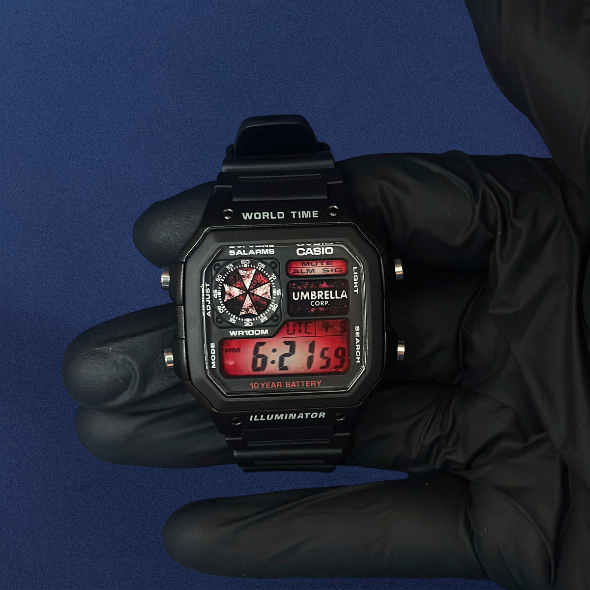 K-Project Labin Casio AE-1200 Outbreak Protocol mustana hartsina, kädessä, punainen näyttö