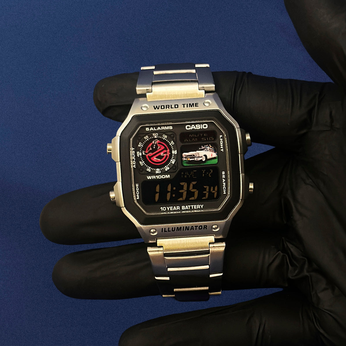 Casio AE-1200 Phantom Protocol in Stahl in schwarzem Handschuh, blauer Hintergrund, von K-Project Lab