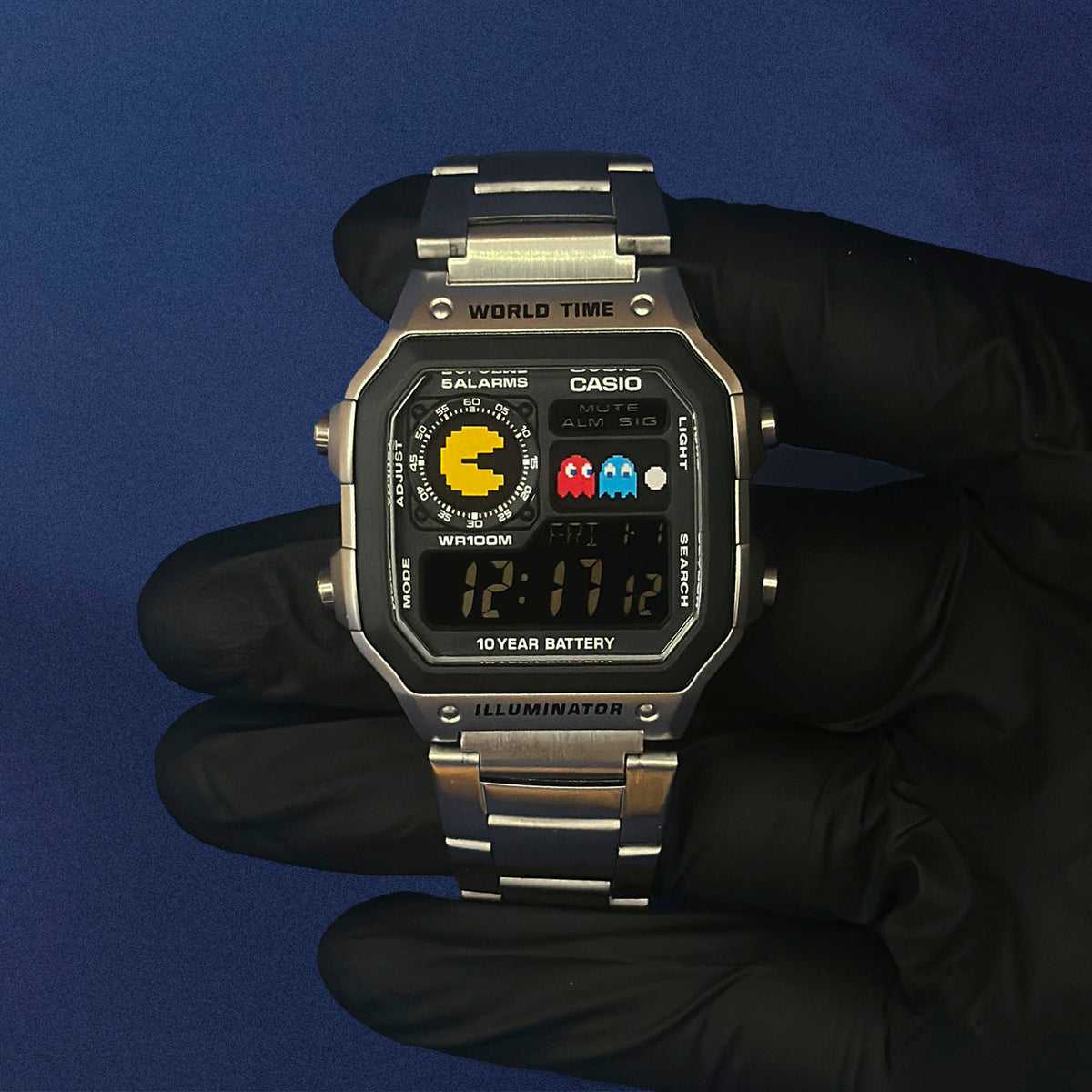 Casio AE-1200 Pixel Chase teräksisenä kädessä, pikseröidyt haamut näytöllä, K-Project Labilta