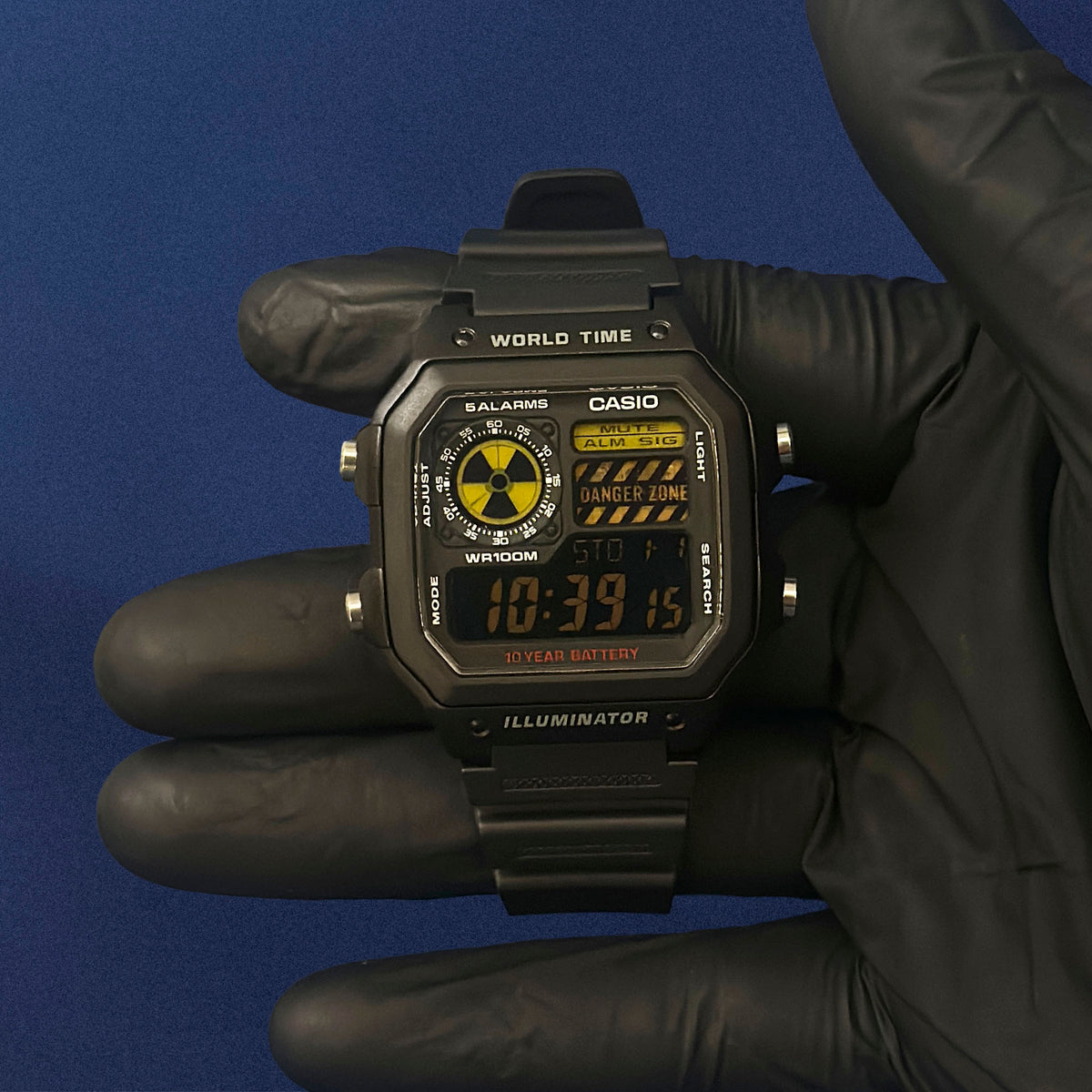 Casio AE-1200 Reactor Sector in schwarzem Resin, in behandschuhter Hand, leuchtend gelbes Display, von K-Project Lab
