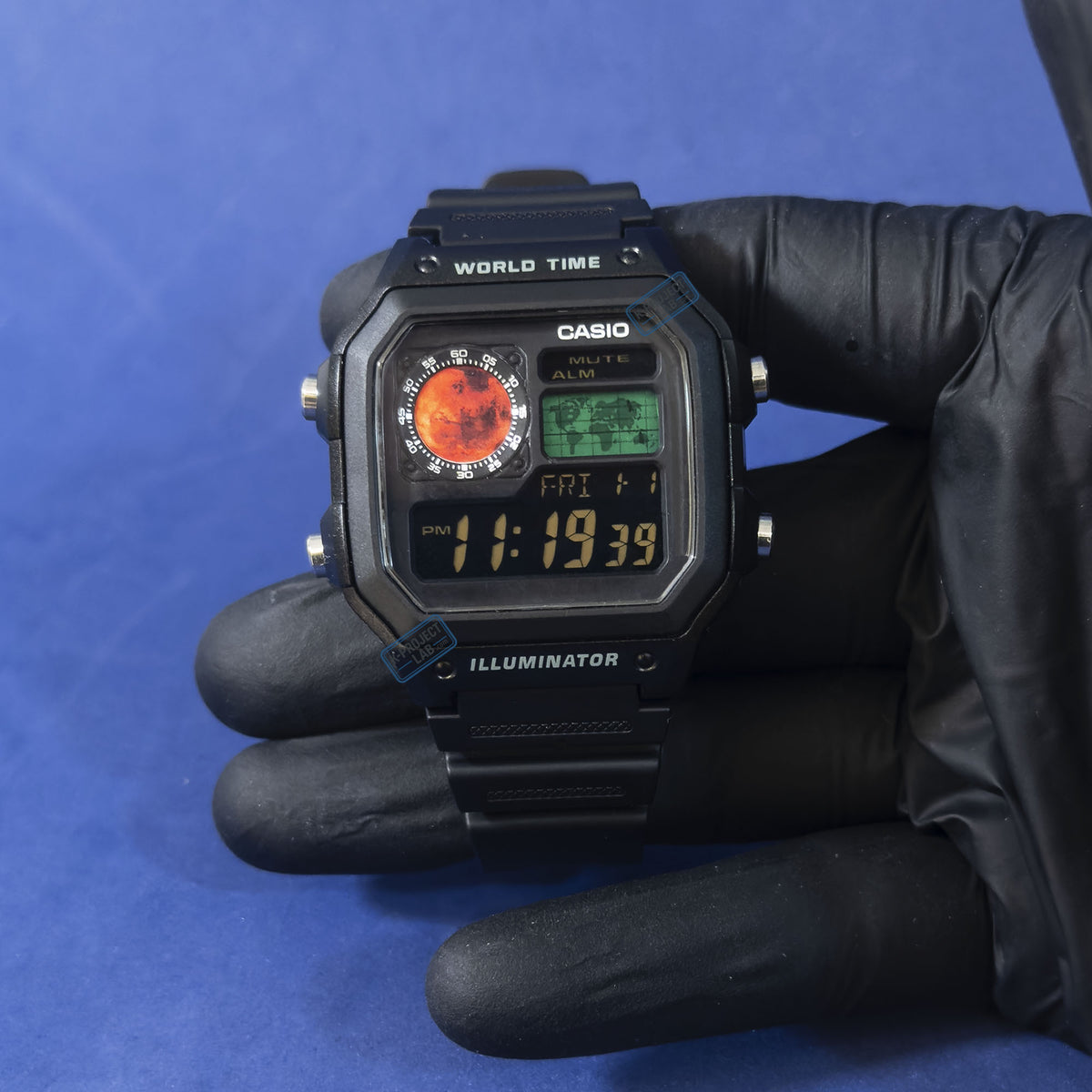Casio AE-1200 Red Dominion in schwarzem Resin, in behandschuhter Hand, bernsteinfarbenes Display, von K-Project Lab