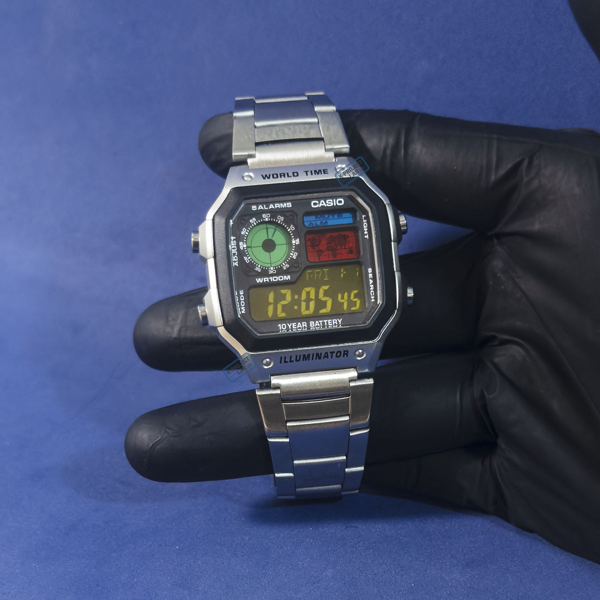 Casio AE-1200 Retro Console Amber Negative in Stahl, bernsteinfarbene Ziffern auf schwarzem Grund, von K-Project Lab