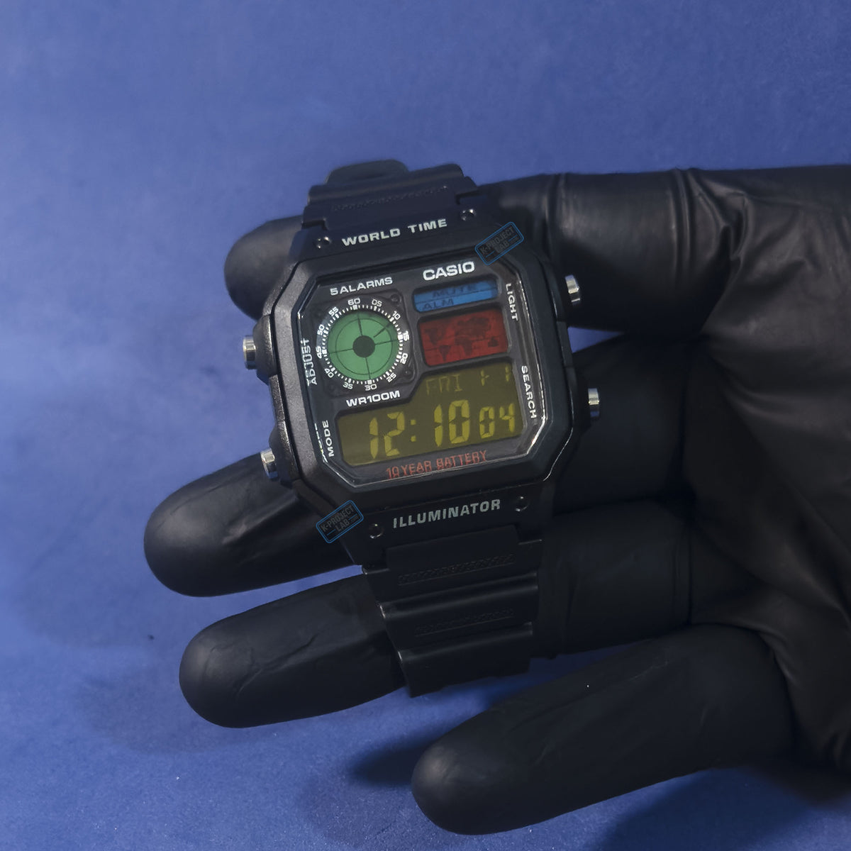 Casio AE-1200 Retro Console Amber Negative in schwarzem Resin im Winkel, bernsteinfarbenes Negativ-Display, von K-Project Lab