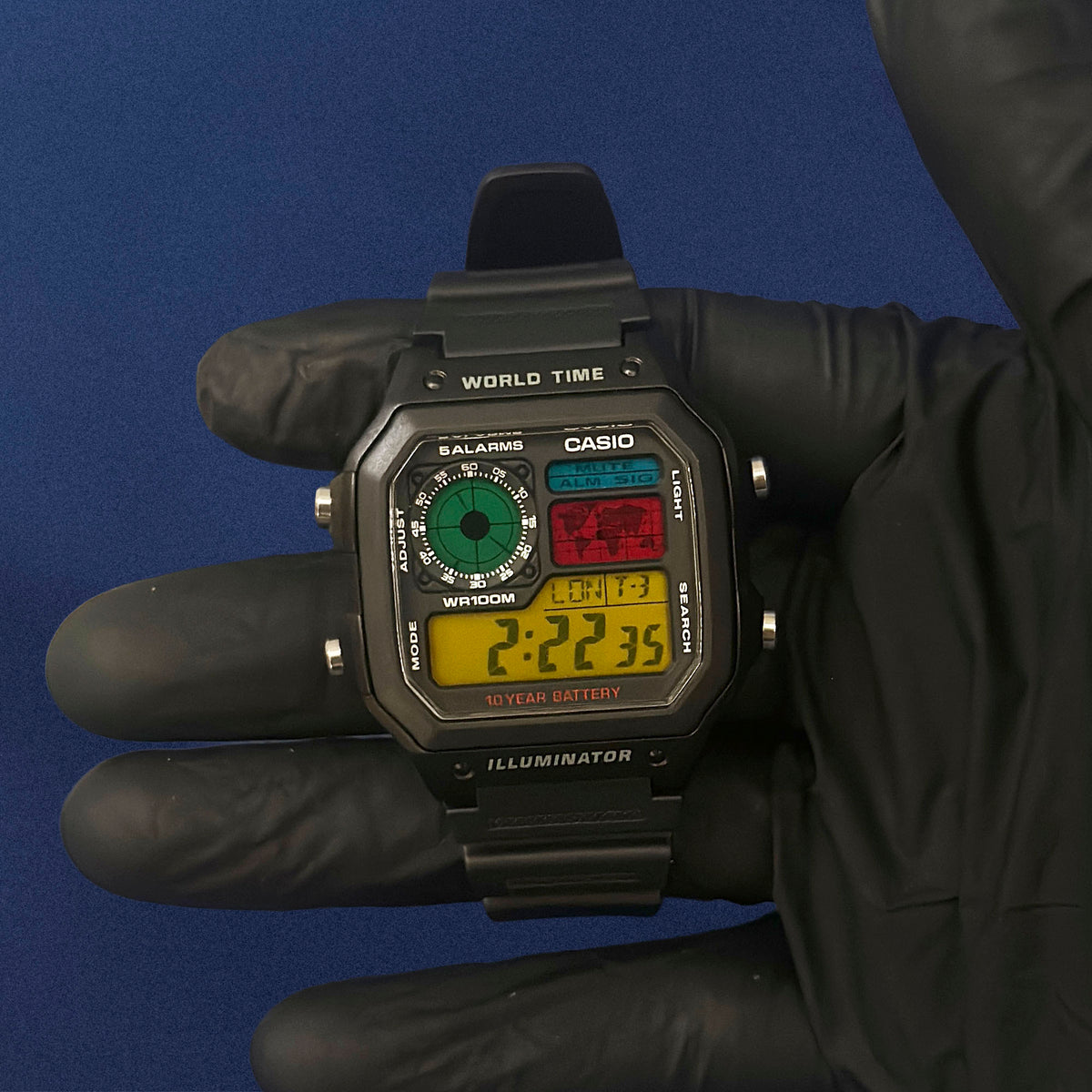 Casio AE-1200 Retro Console in schwarzem Resin, in der Hand, mehrfarbiges Display und Resin-Armband, von K-Project Lab