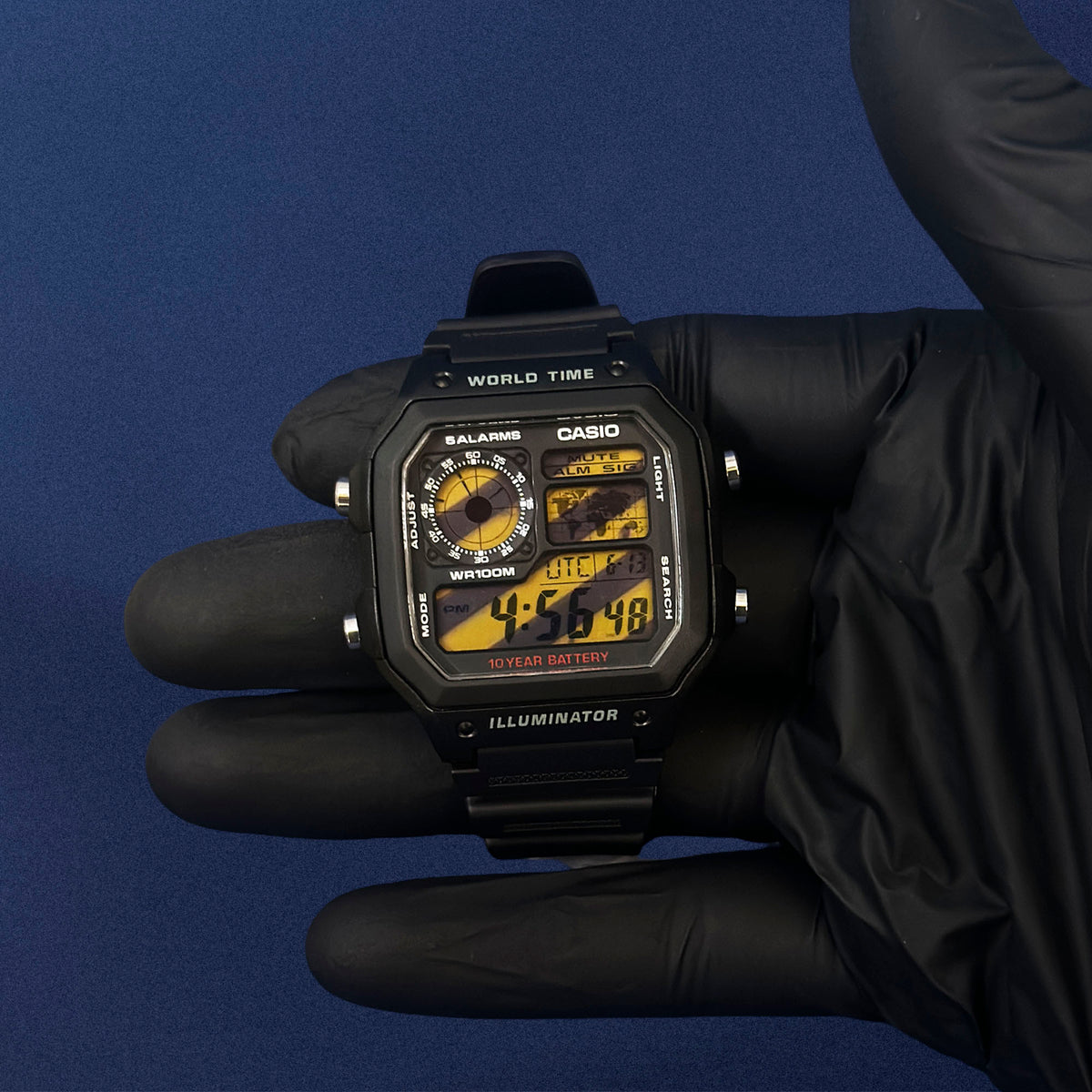 Casio AE-1200 Sector 07 Hazard in schwarzem Resin in der Hand, gelbe Ziffern und schwarzes Armband von K-Project Lab