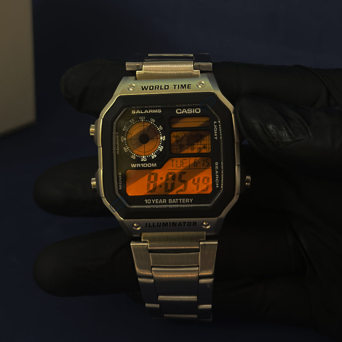 Casio AE-1200 Sector 07 Hazard in Stahl, bernsteinfarben beleuchtetes Display vor dunklem Grund, von K-Project Lab