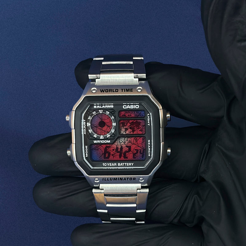 Casio AE-1200 Spider Sense Web Protocol i stål holdt i handske, rødt display, fra K-Project Lab
