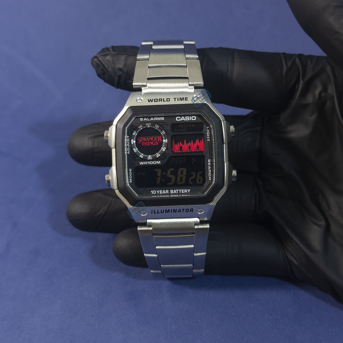 Casio AE-1200 Upside Down Signal in Stahl in Handschuh gehalten, individualisiert von K-Project Lab