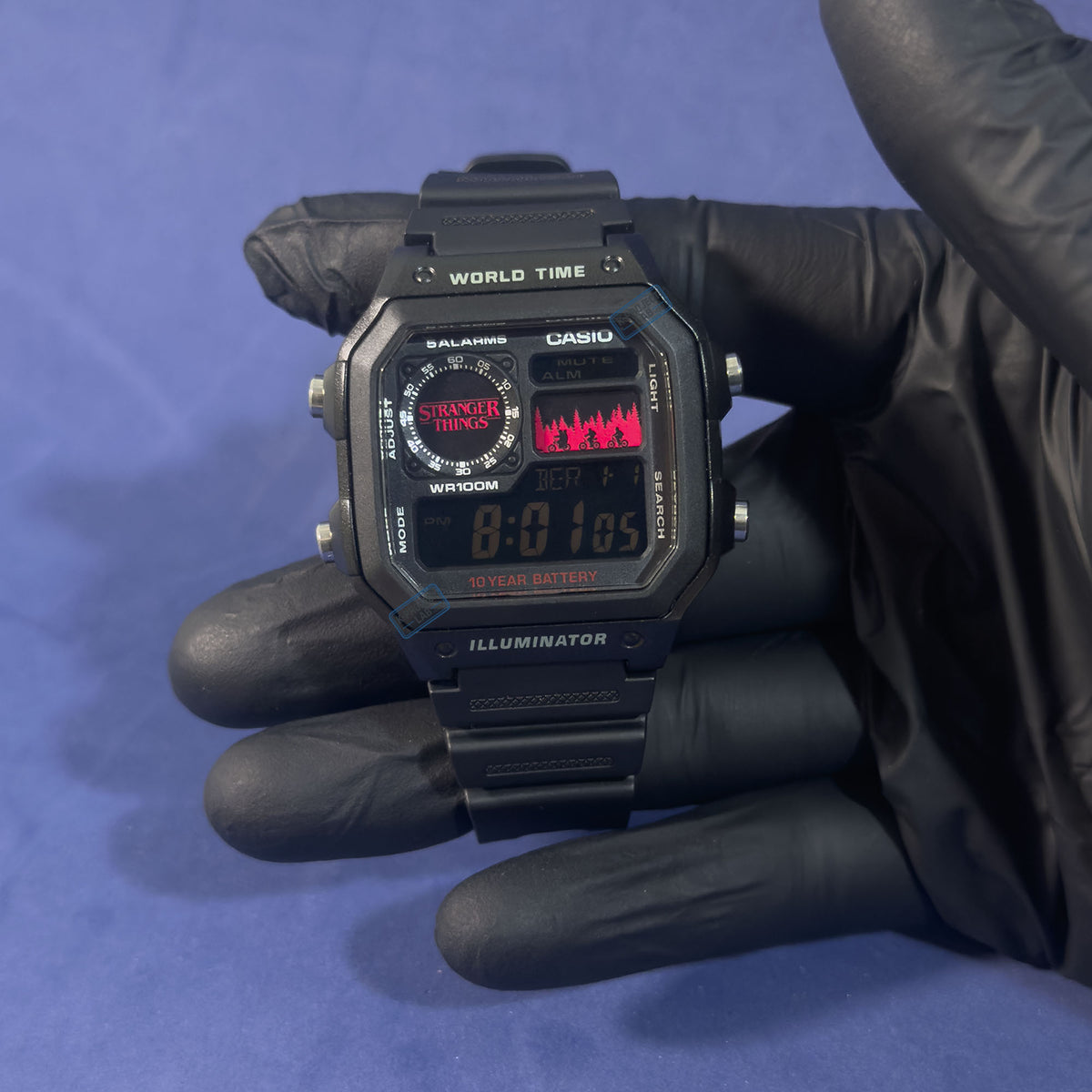 Casio AE-1200 Upside Down Signal in schwarzem Resin, in der Hand, dunkles Display mit Rot, von K-Project Lab