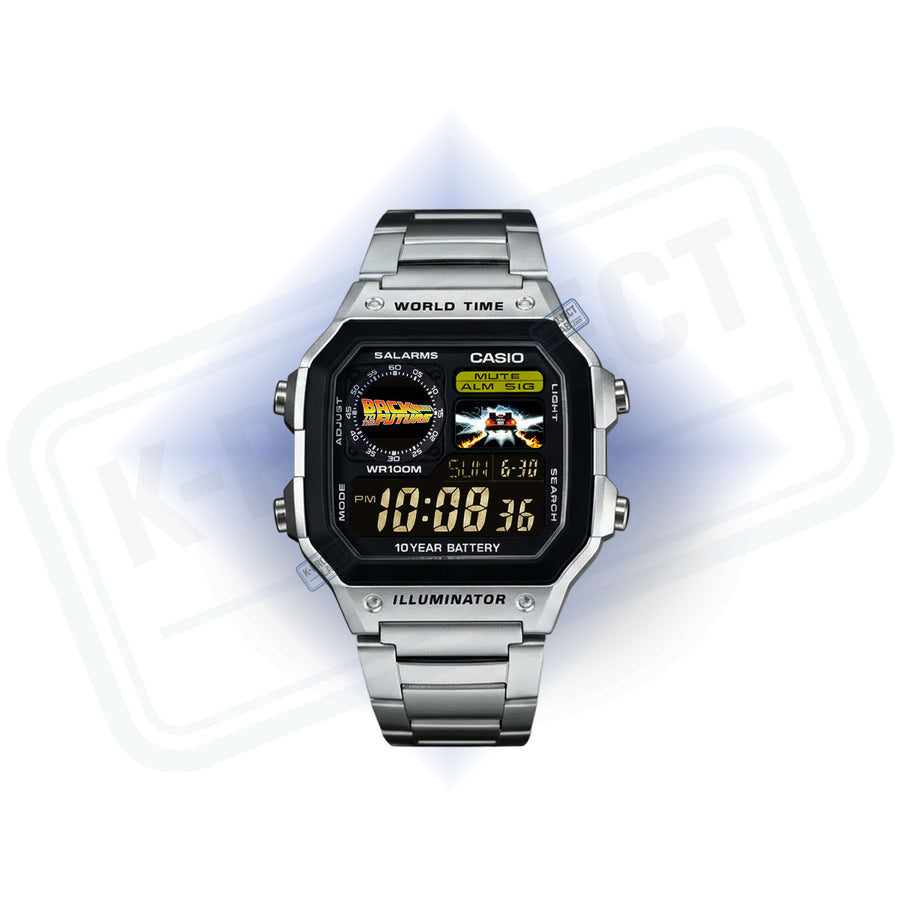 Casio AE-1200 Timeflux in staal, vooraanzicht, wijzerplaat met retrologo in rood en geel, van K-Project Lab