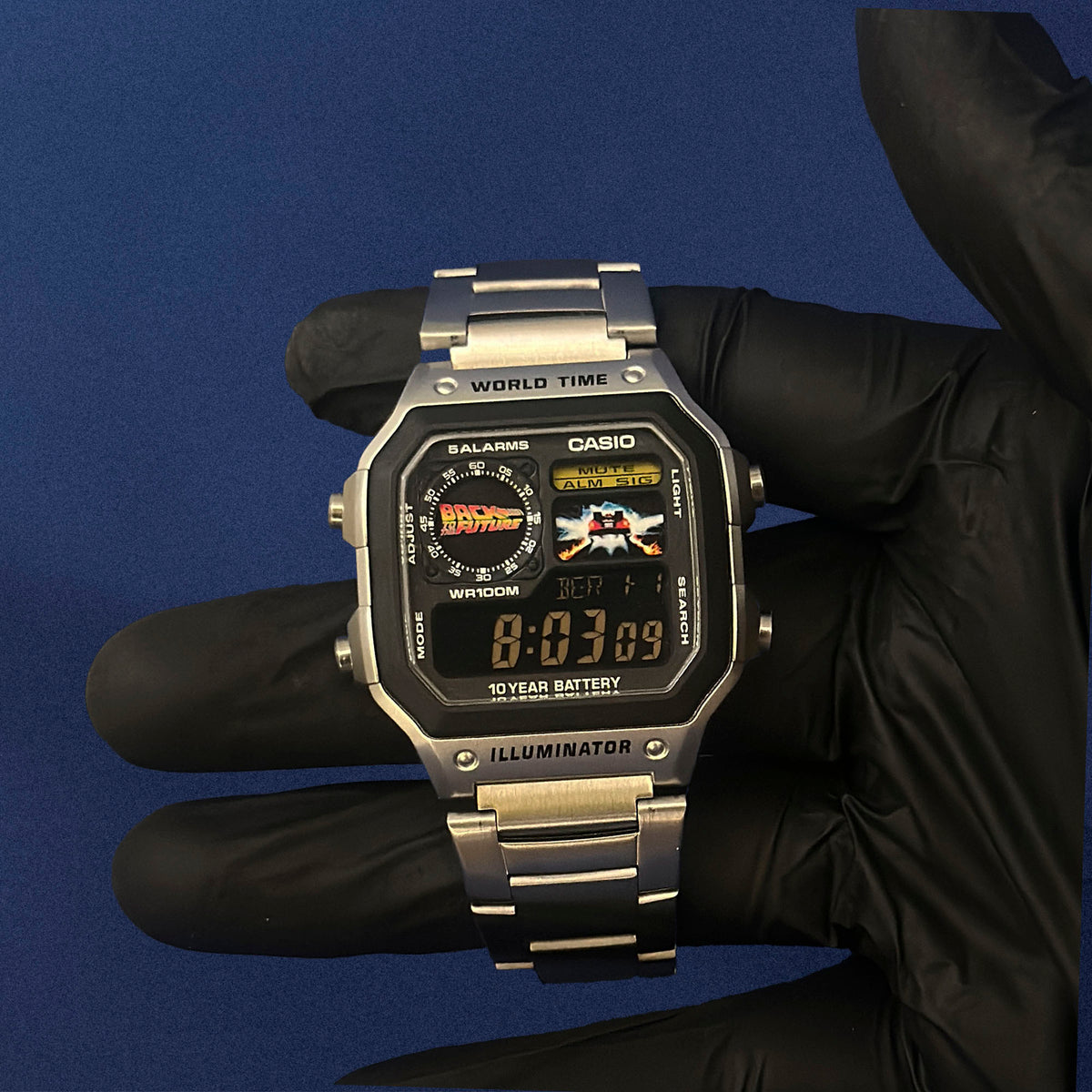 Casio AE-1200 Timeflux in Stahl in der Hand, Bild eines Fahrzeugs mit Feuerspuren, von K-Project Lab