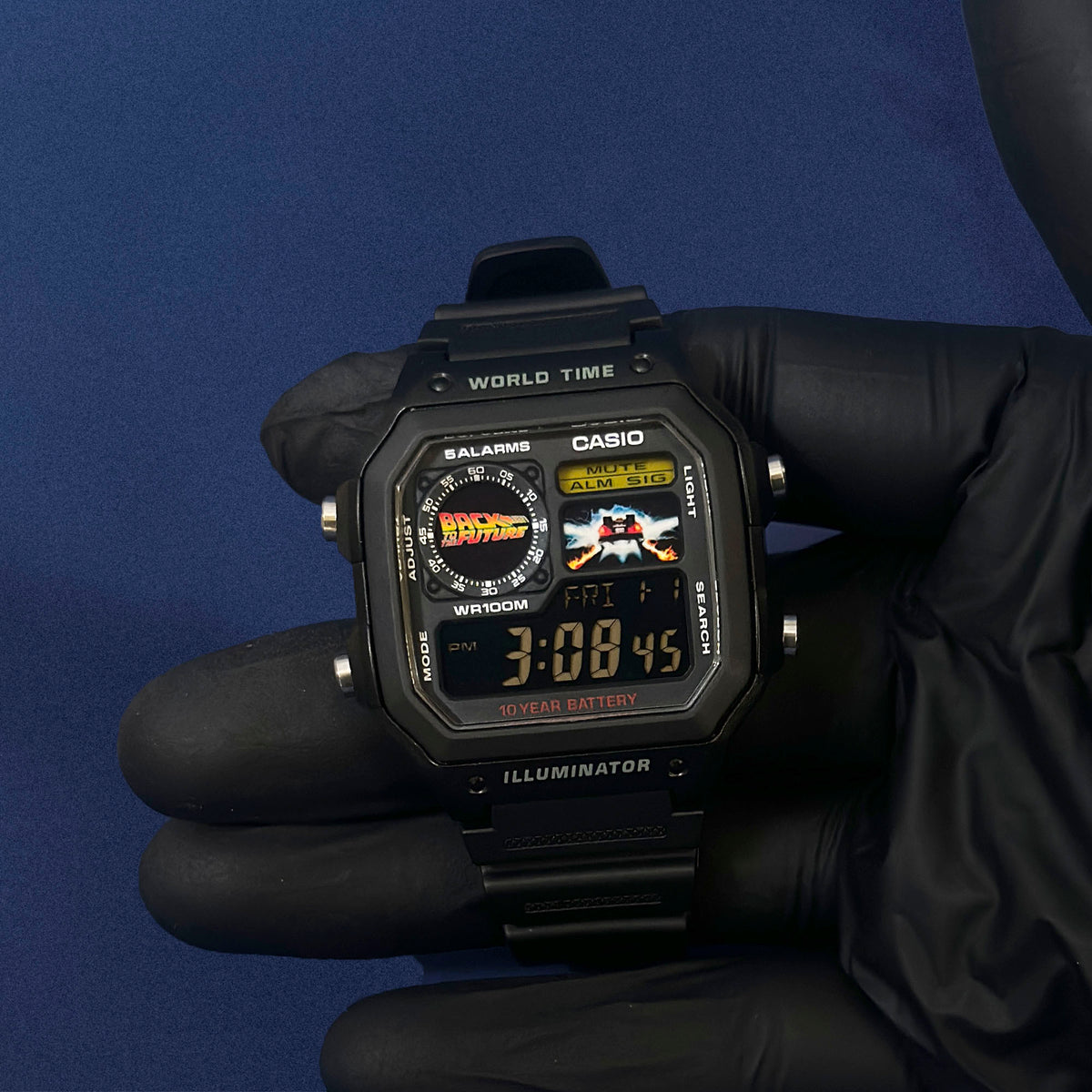 Casio AE-1200 Timeflux in schwarzem Resin im Winkel auf der Hand, Zifferblatt mit beleuchtetem Retro-Logo von K-Project Lab