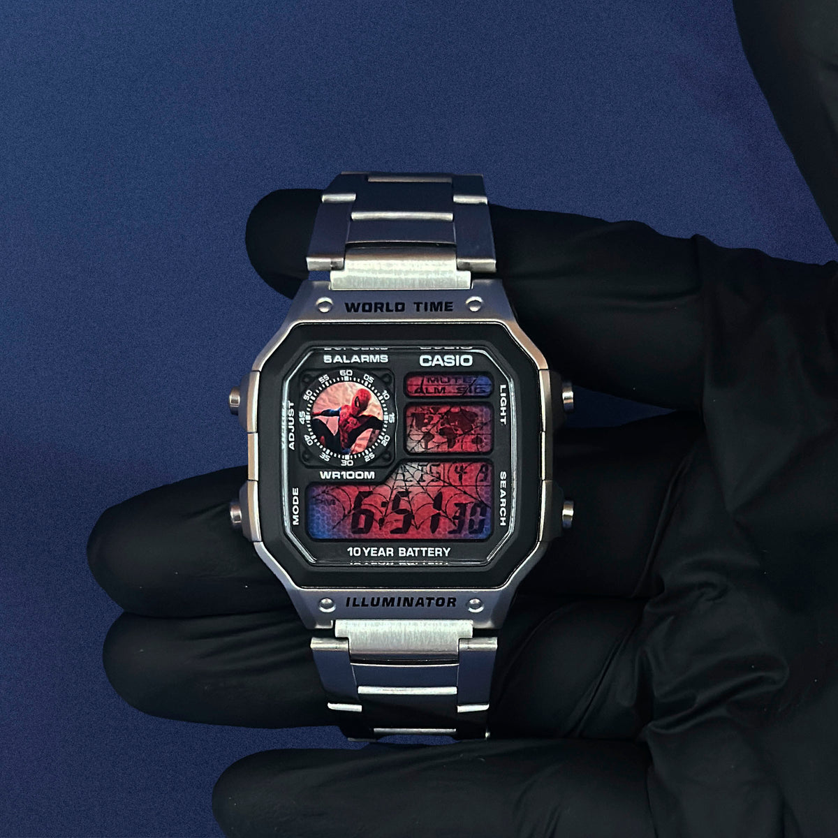 Casio AE-1200 Web Slinger Spider Motion teräksisenä mustassa hansikkaassa, punainen näyttö, K-Project Labilta